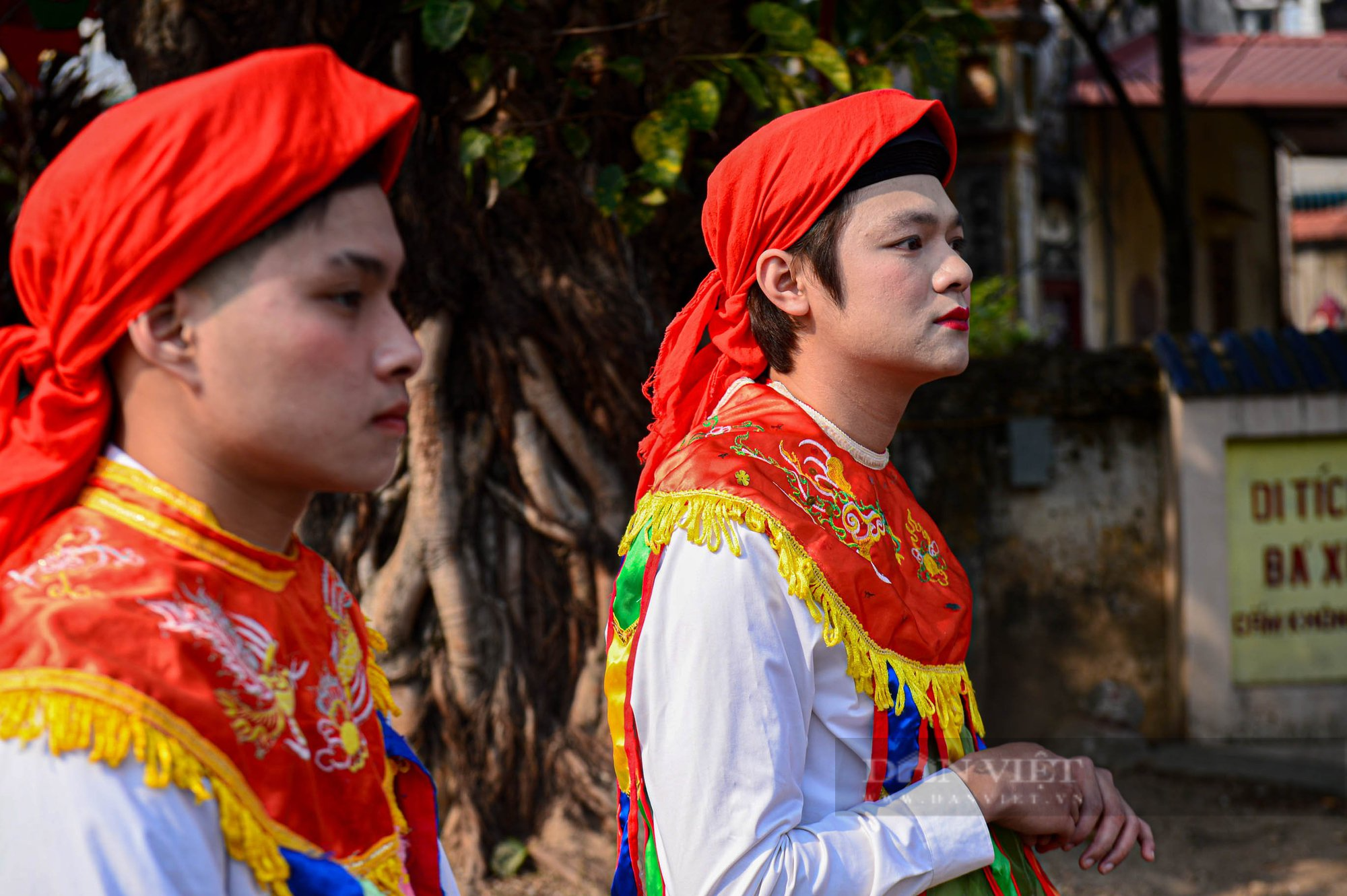 Về làng Triều Khúc xem các chàng trai má đỏ, môi hồng múa điệu &quot;con đĩ đánh bồng&quot; - Ảnh 2.