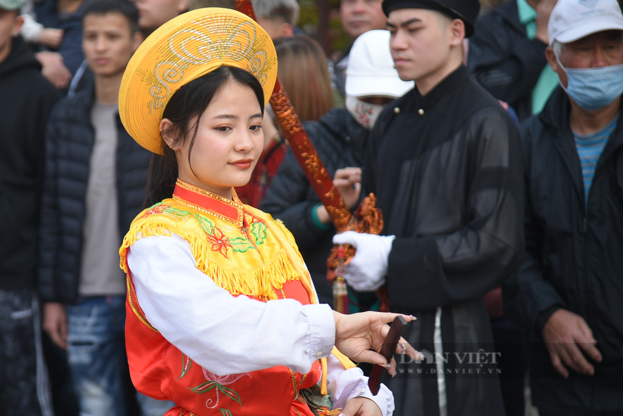 Về làng Triều Khúc xem các chàng trai má đỏ, môi hồng múa điệu &quot;con đĩ đánh bồng&quot; - Ảnh 7.