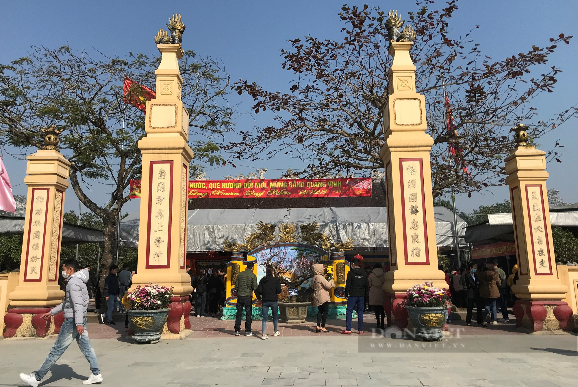 Nghệ An: Du khách dùng xe kéo vận chuyển những mâm lễ &quot;khủng&quot; vào đền ông Hoàng Mười cầu may - Ảnh 2.