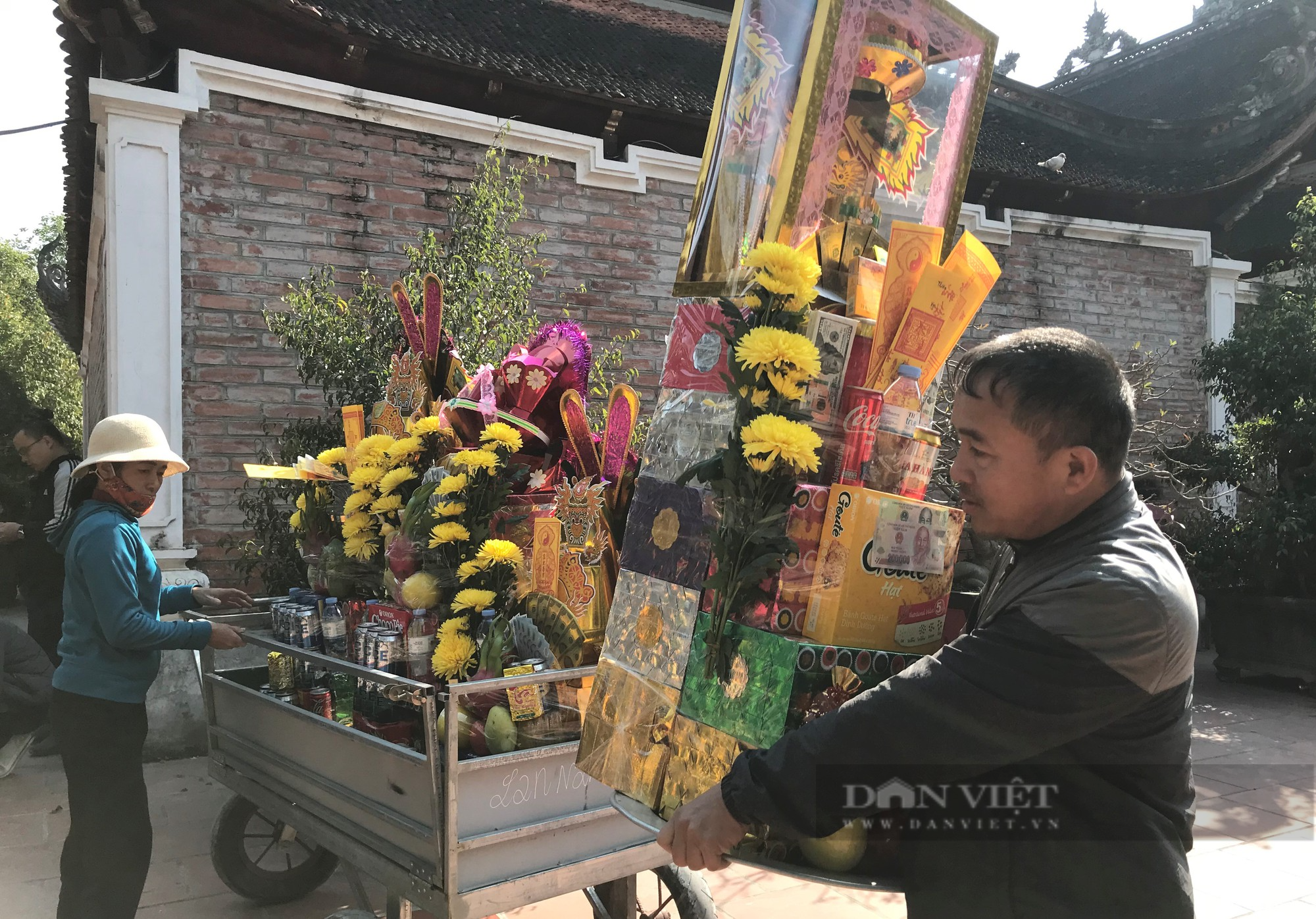 Nghệ An: Du khách dùng xe kéo vận chuyển những mâm lễ &quot;khủng&quot; vào đền ông Hoàng Mười cầu may - Ảnh 3.