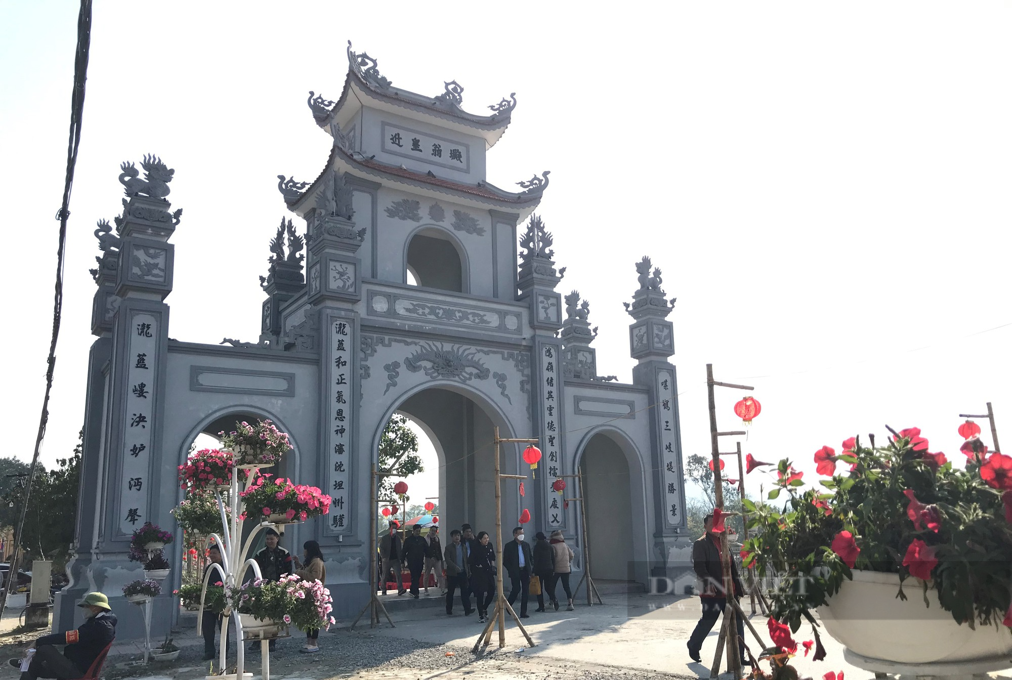 Nghệ An: Du khách dùng xe kéo vận chuyển những mâm lễ &quot;khủng&quot; vào đền ông Hoàng Mười cầu may - Ảnh 4.