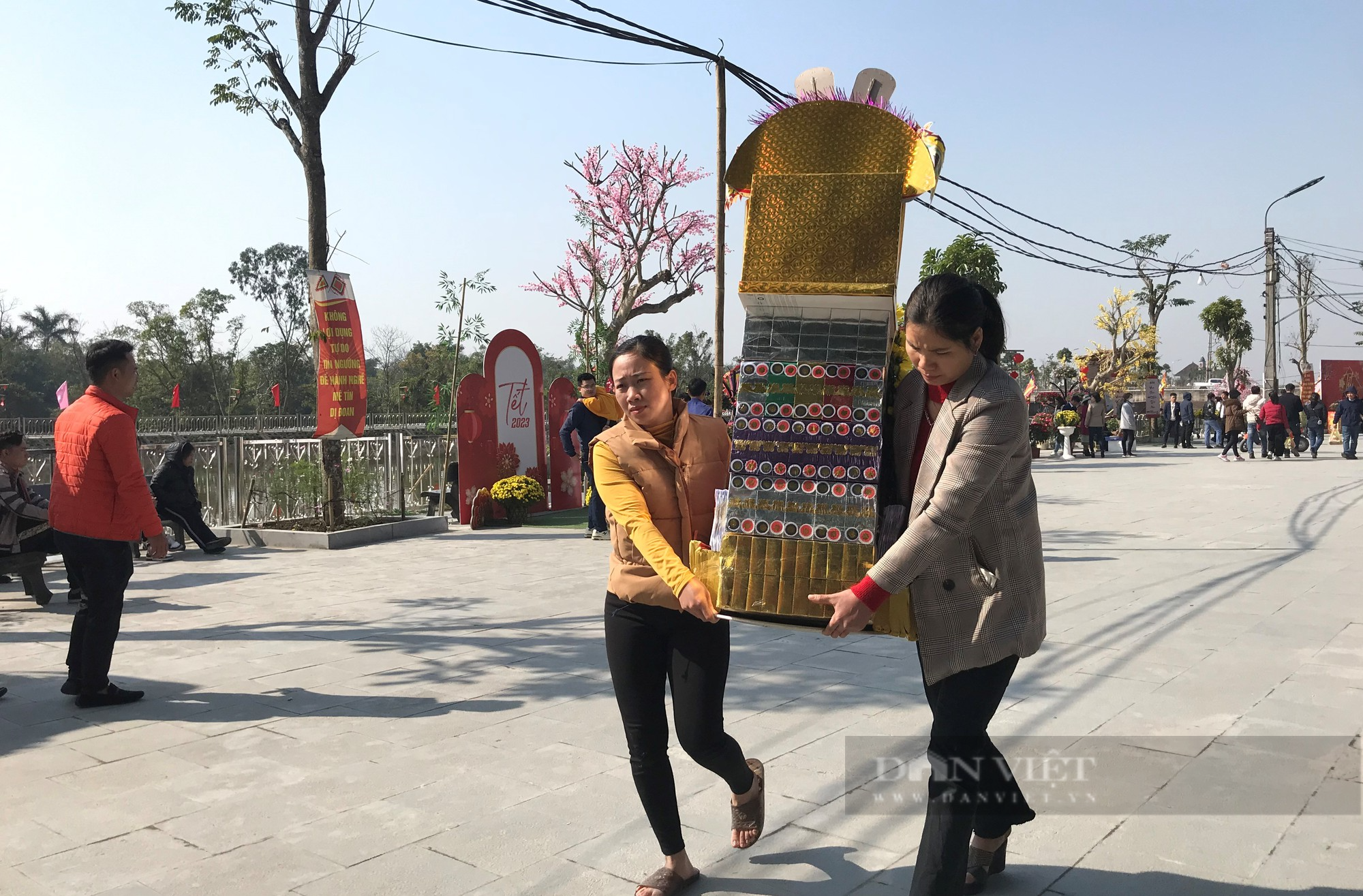 Nghệ An: Du khách dùng xe kéo vận chuyển những mâm lễ &quot;khủng&quot; vào đền ông Hoàng Mười cầu may - Ảnh 6.