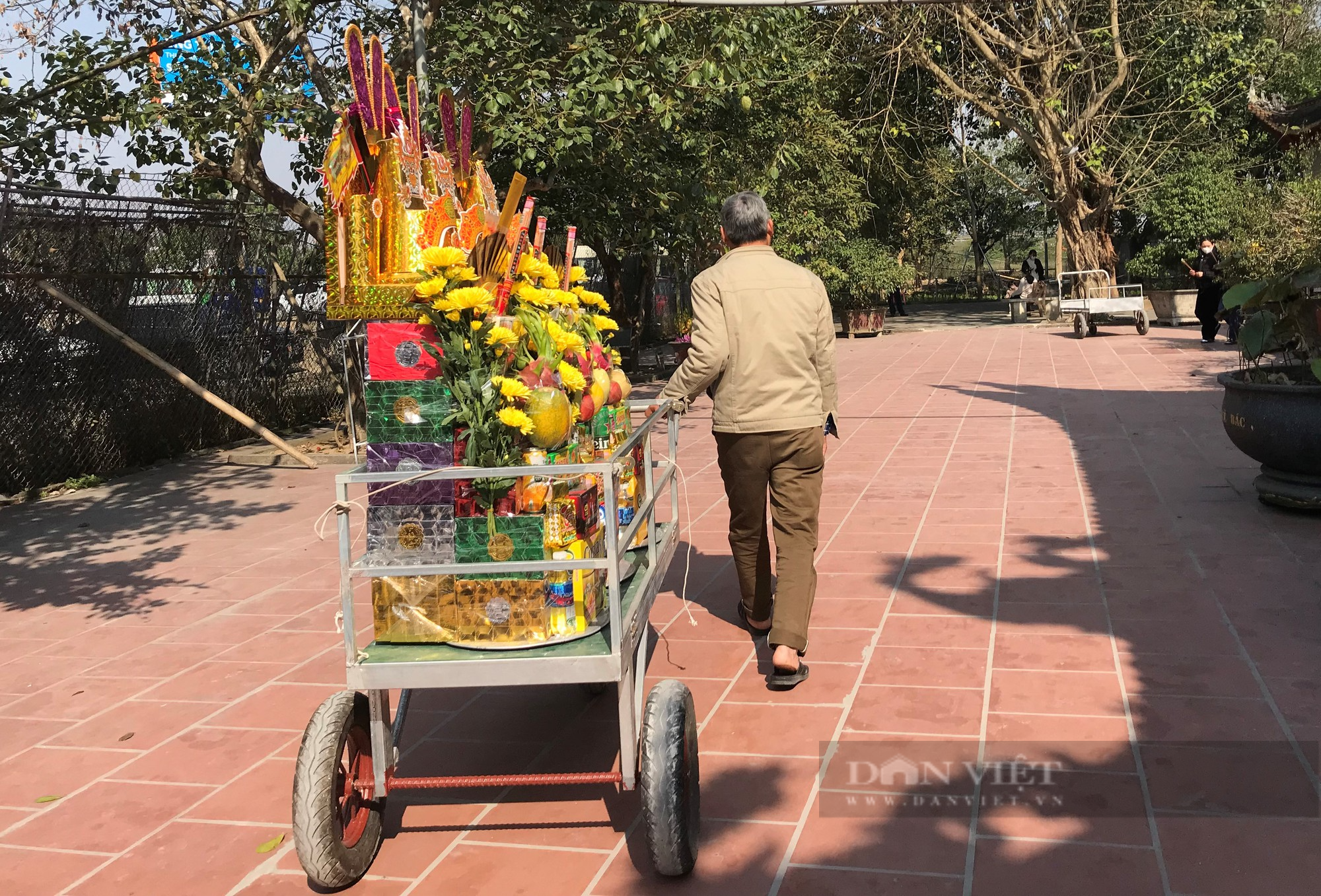 Nghệ An: Du khách dùng xe kéo vận chuyển những mâm lễ &quot;khủng&quot; vào đền ông Hoàng Mười cầu may - Ảnh 8.