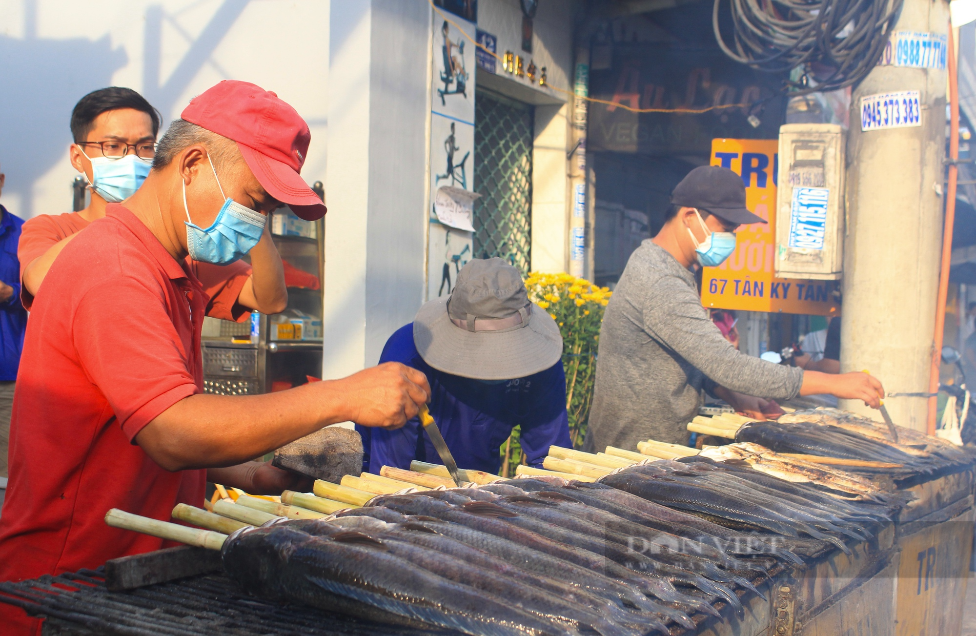 Một gia đình huy động 30 người nướng 5 tấn cá lóc bán Vía Thần tài - Ảnh 4.