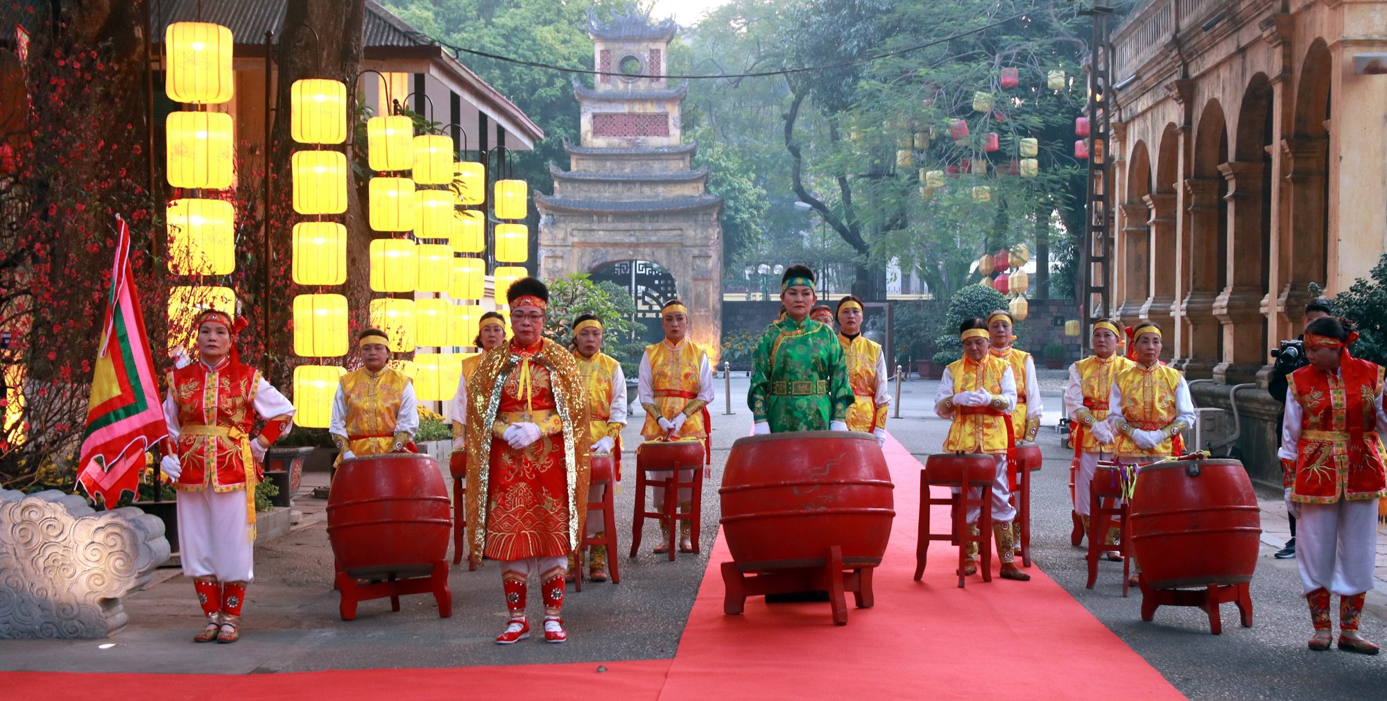 Chủ tịch Quốc hội Vương Đình Huệ dâng hương tưởng nhớ các bậc tiên đế, hiền tài tại Hoàng thành Thăng Long  - Ảnh 12.