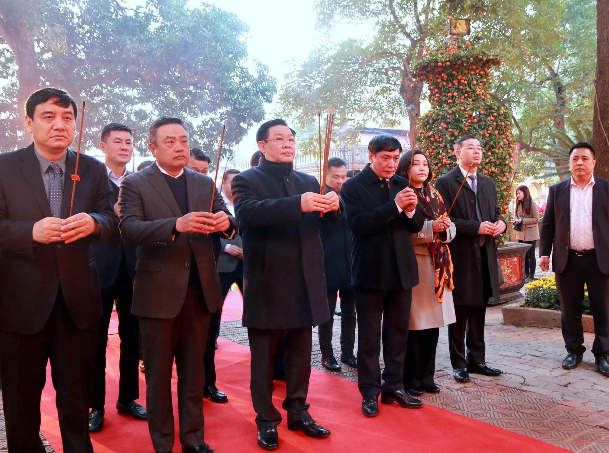 Chủ tịch Quốc hội Vương Đình Huệ dâng hương tưởng nhớ các bậc tiên đế, hiền tài tại Hoàng thành Thăng Long  - Ảnh 2.