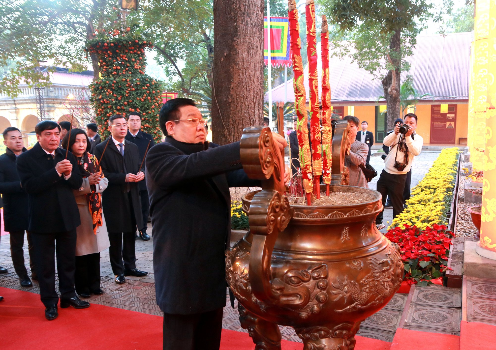 Chủ tịch Quốc hội Vương Đình Huệ dâng hương tưởng nhớ các bậc tiên đế, hiền tài tại Hoàng thành Thăng Long  - Ảnh 1.