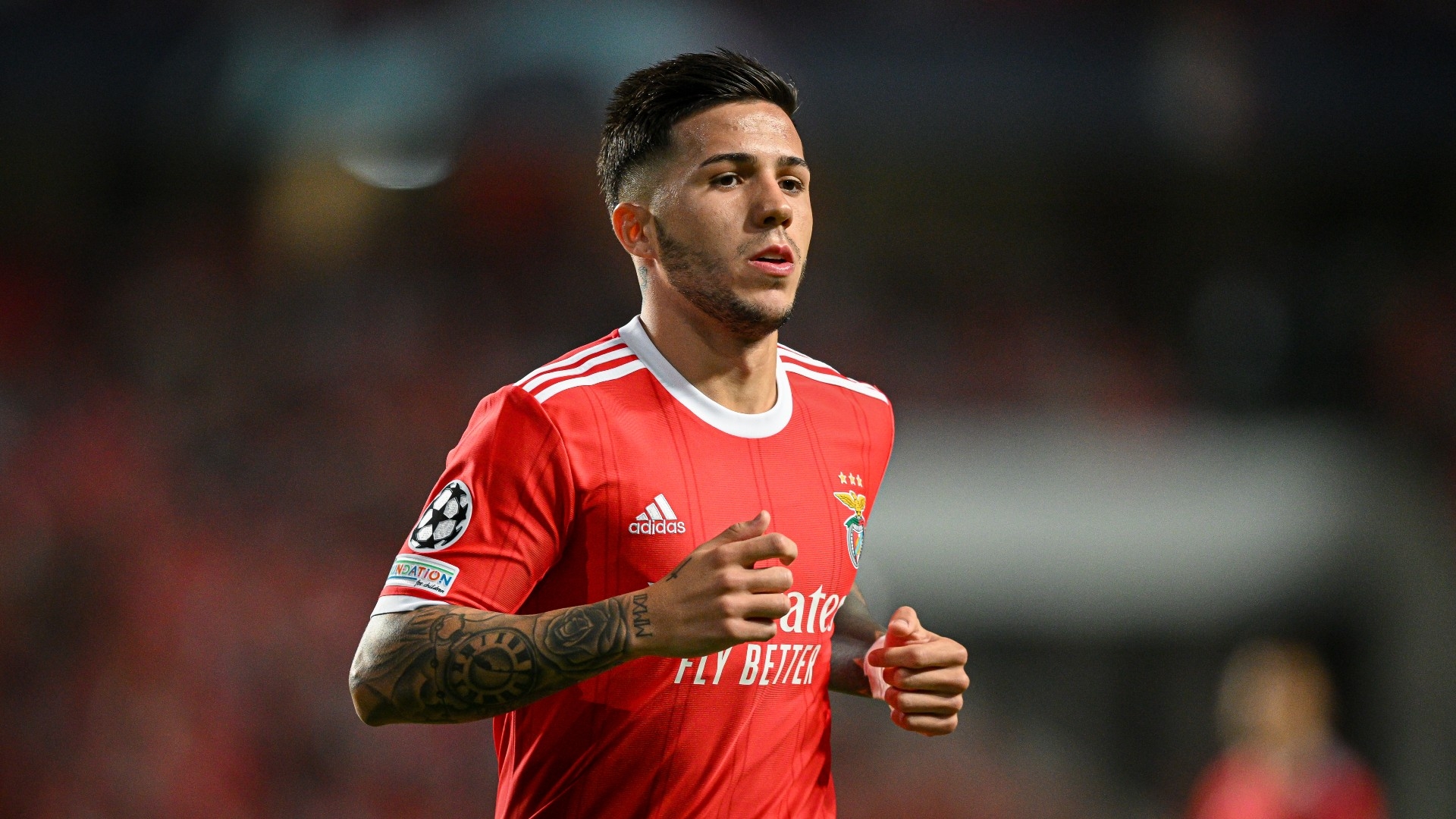 Chelsea chiêu mộ Enzo Fernandez từ Benfica với mức phí kỷ lục - Ảnh 1.