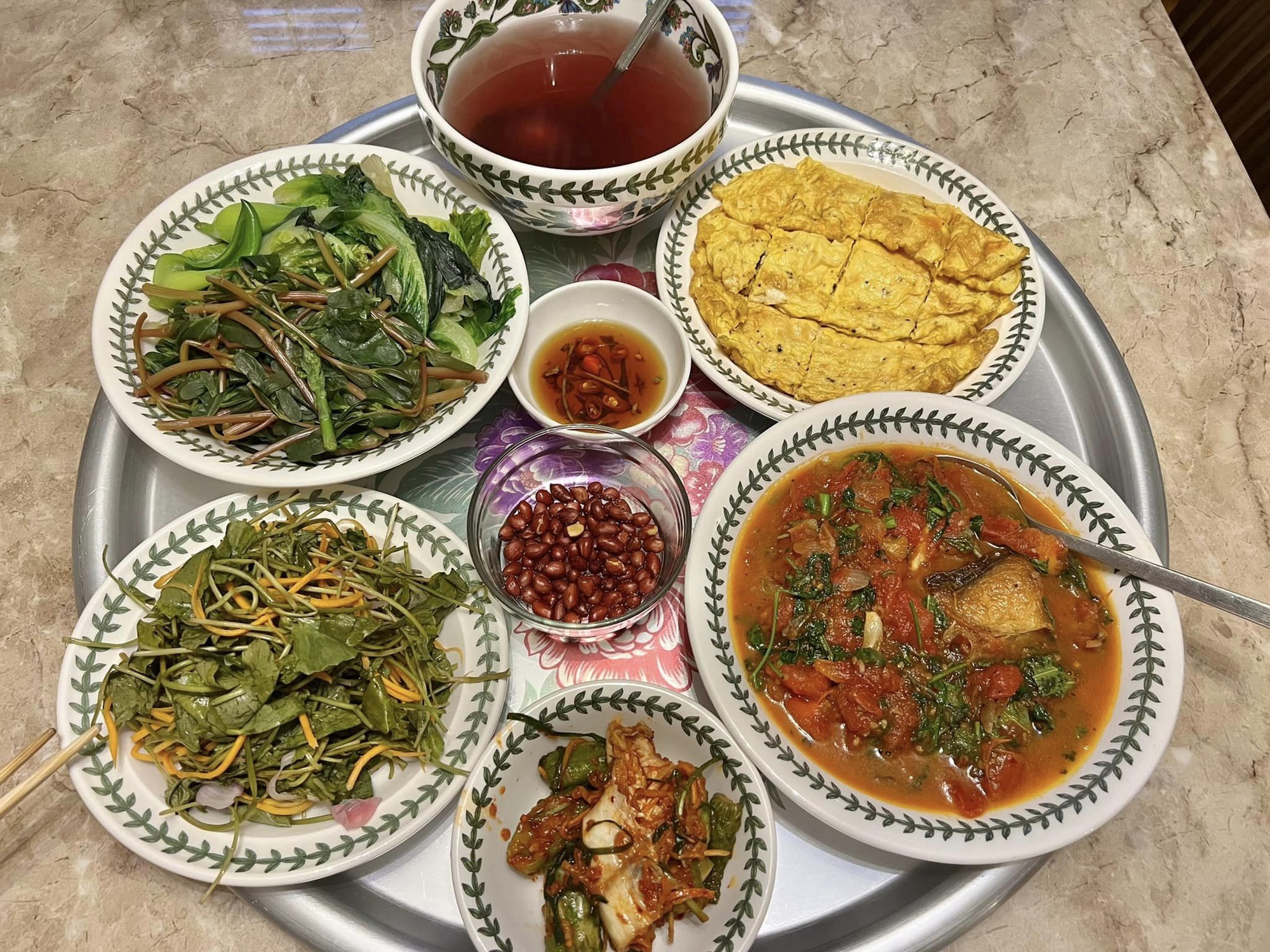 Vietnamese father makes a mobile garden of more than 100 kinds of vegetables, cooks all kinds of dishes to welcome Tet in the UK - Photo 9.