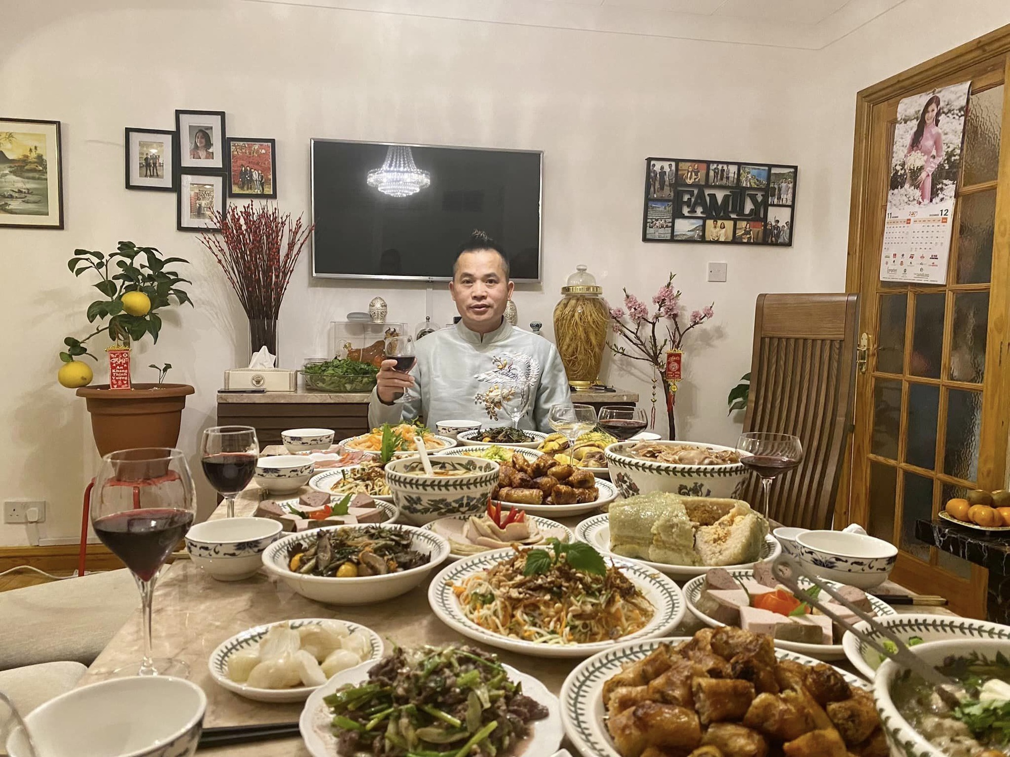 Vietnamese father makes a mobile garden of more than 100 kinds of vegetables, cooks all kinds of dishes to welcome Tet in the UK - Photo 11.