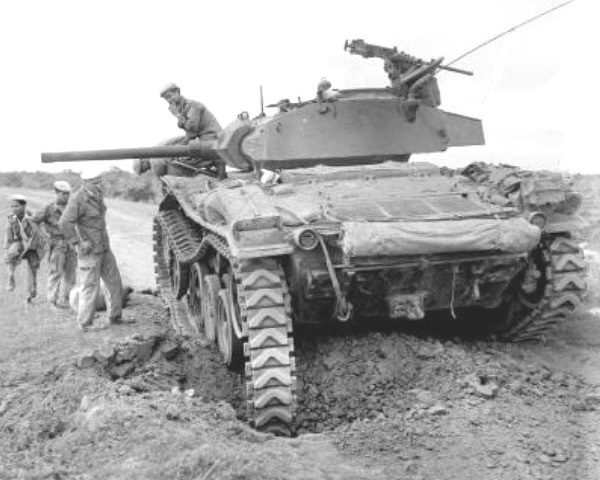 Chiến thắng Điện Biên Phủ - lần đầu tiên bộ đội ta lái xe tăng - Ảnh 8.