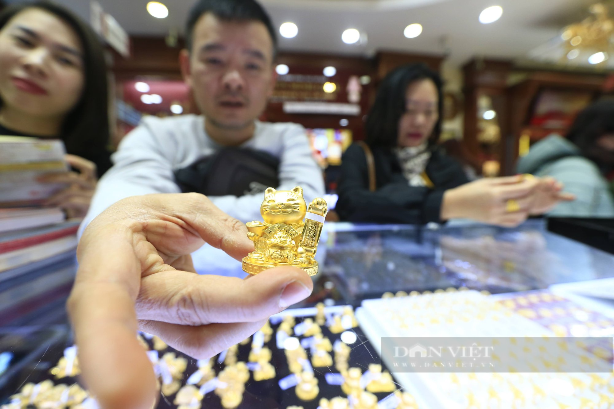 Sao Việt nô nức đi mua vàng làm lễ cúng trong ngày vía Thần Tài