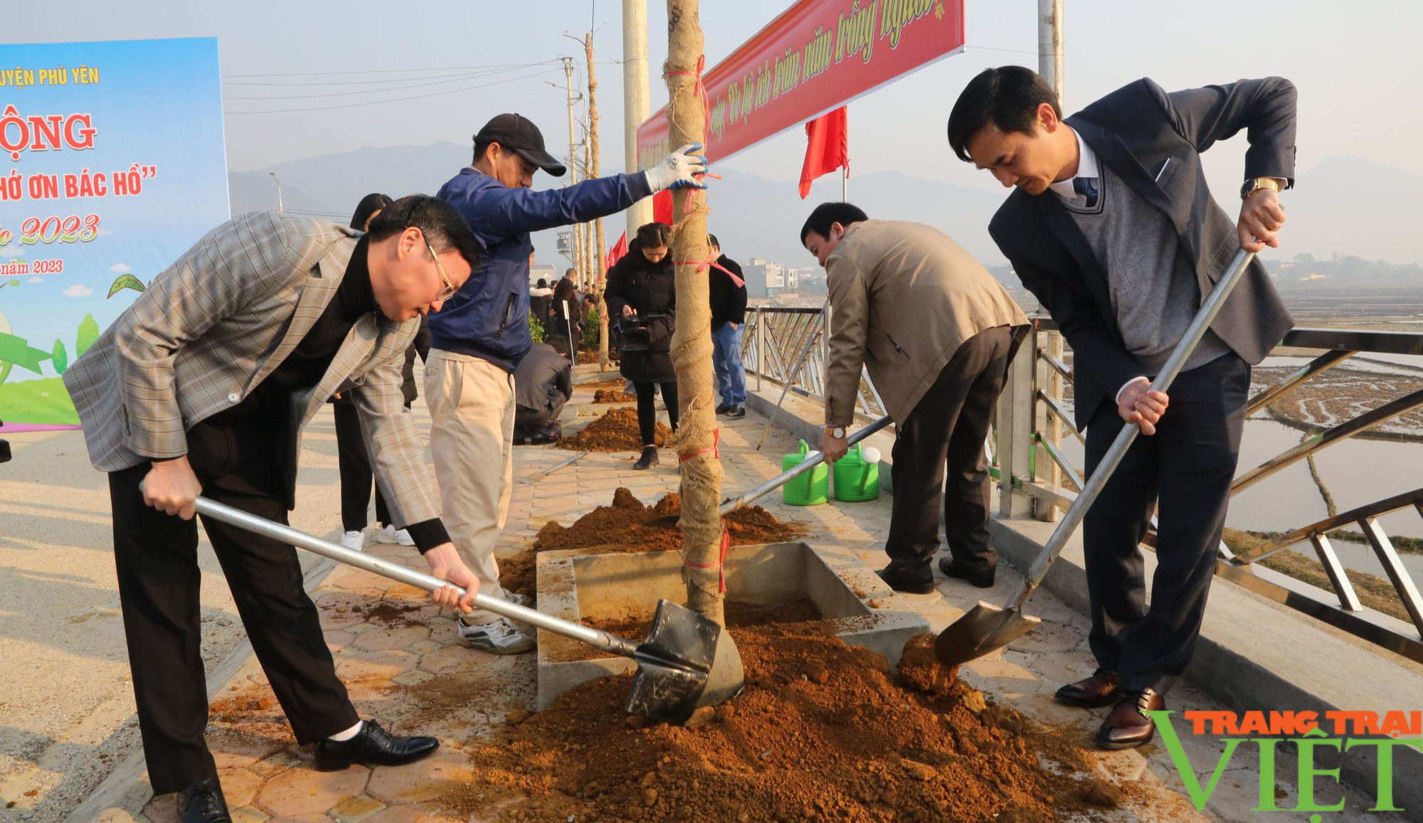 Phù Yên (Sơn La): Tổ chức Tết trồng cây Xuân Quý Mão 2023 - Ảnh 2.