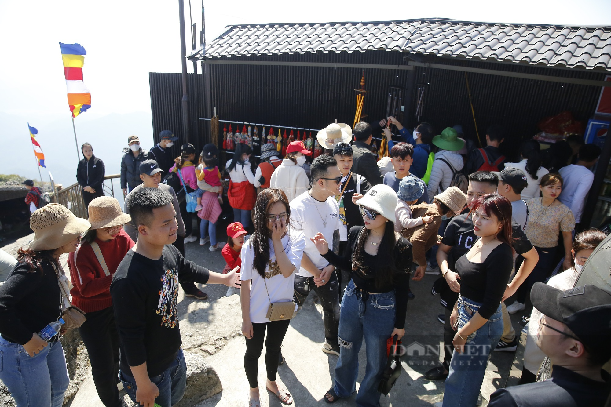 Du khách thi nhau chà tiền 'đánh bóng' chùa Đồng trên đỉnh Yên Tử - Ảnh 6.