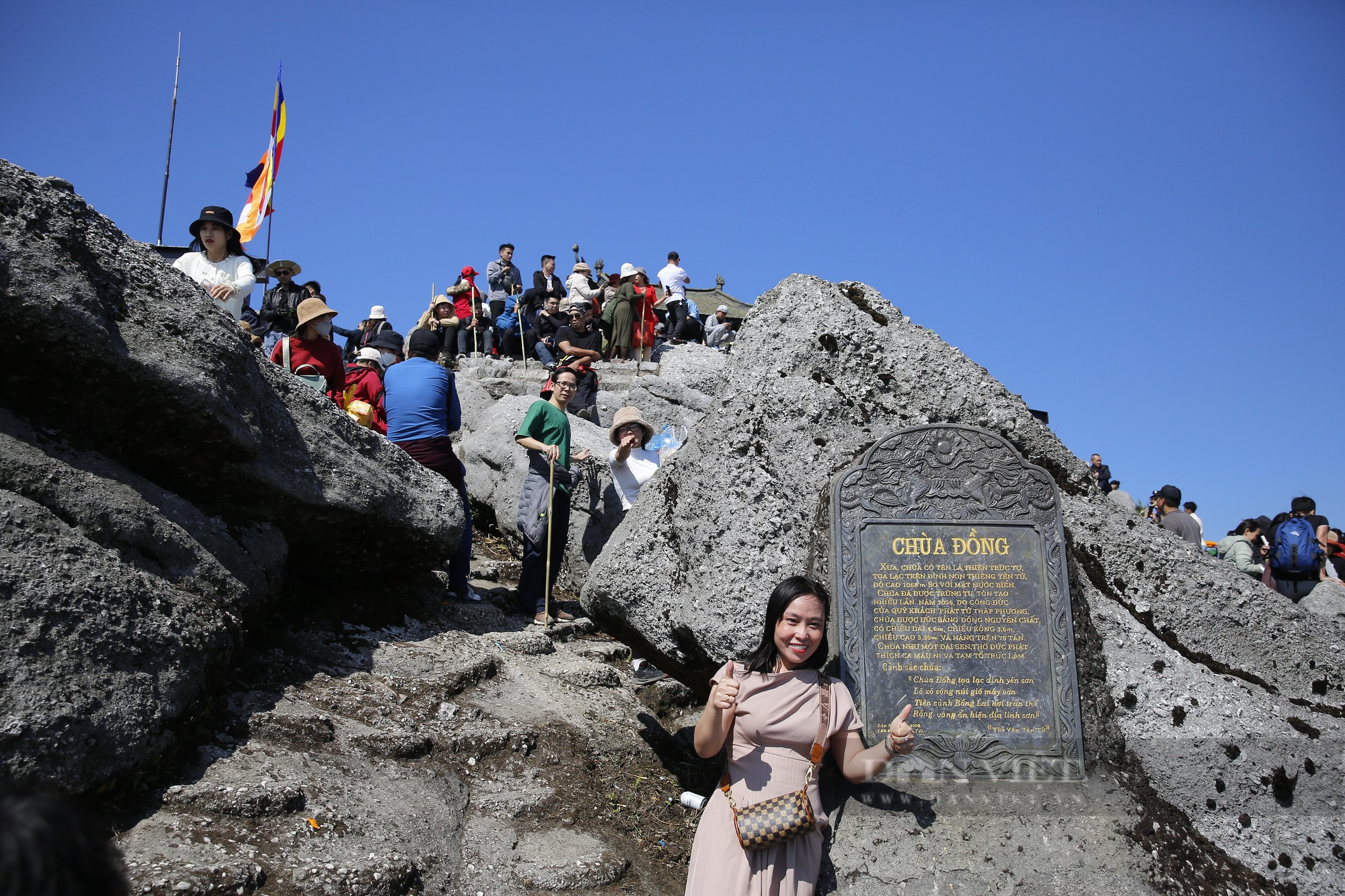 Du khách thi nhau chà tiền 'đánh bóng' chùa Đồng trên đỉnh Yên Tử - Ảnh 10.