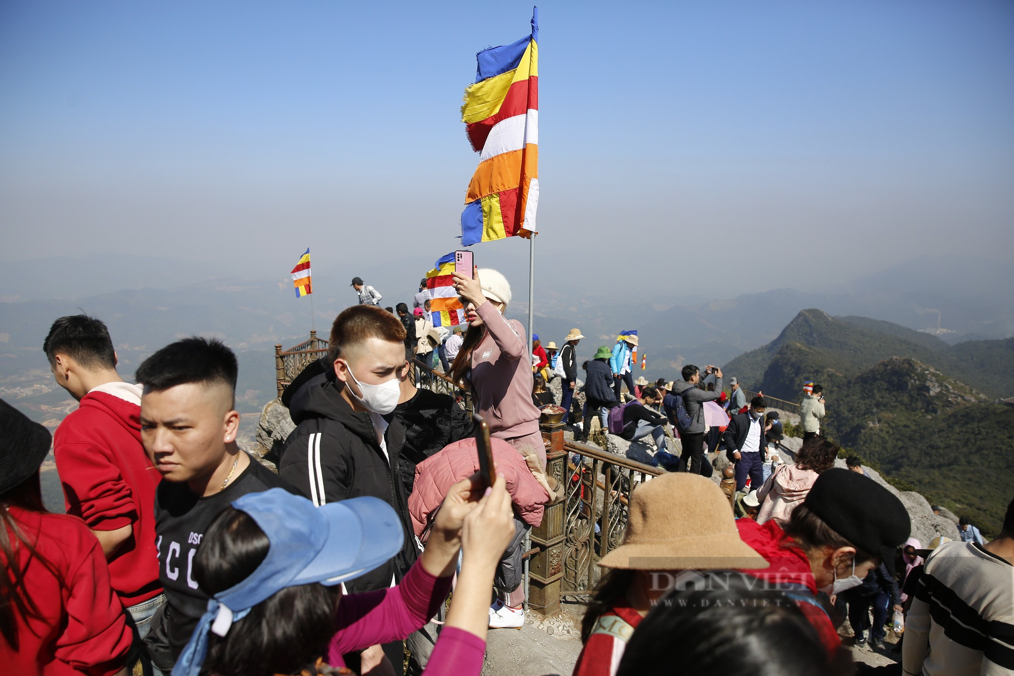 Du khách thi nhau chà tiền 'đánh bóng' chùa Đồng trên đỉnh Yên Tử - Ảnh 11.