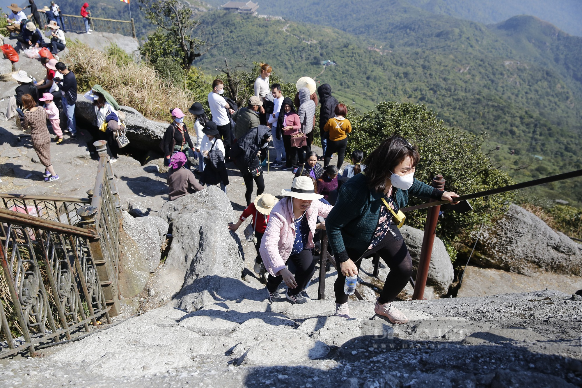 Du khách thi nhau chà tiền 'đánh bóng' chùa Đồng trên đỉnh Yên Tử - Ảnh 9.