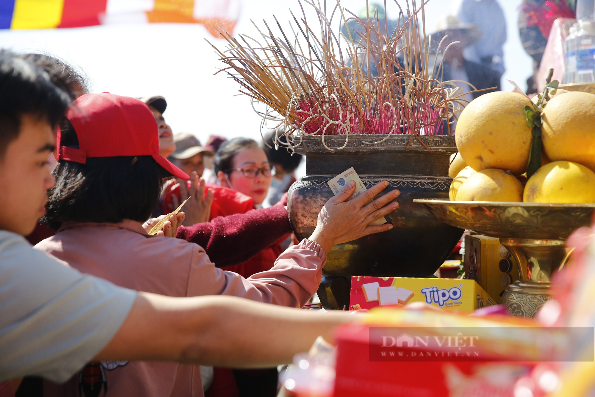 Du khách thi nhau chà tiền 'đánh bóng' chùa Đồng trên đỉnh Yên Tử - Ảnh 3.