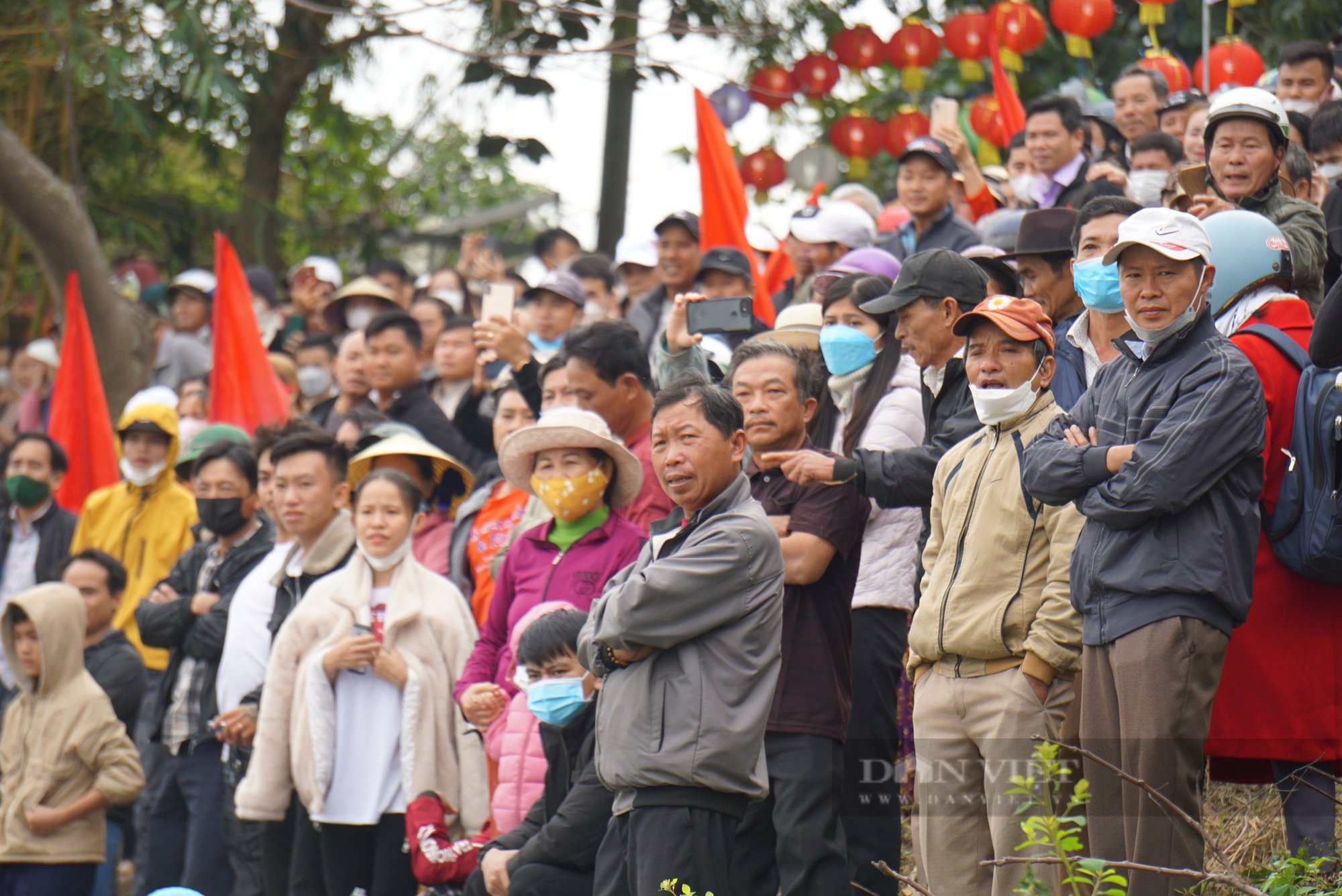 Hàng ngàn người dân hò reo, cổ vũ đua ghe tại Đà Nẵng - Ảnh 5.