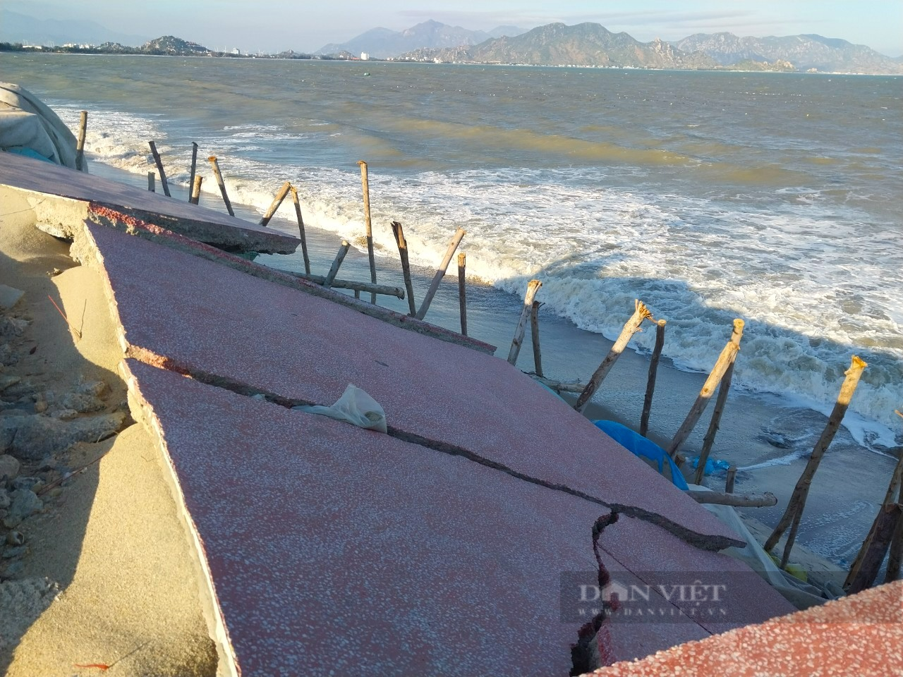 Sóng lớn gây sạc lỡ bờ biển, uy hiếp công trình đường đi bộ ven biển Bình Sơn ở Ninh Thuận - Ảnh 4.