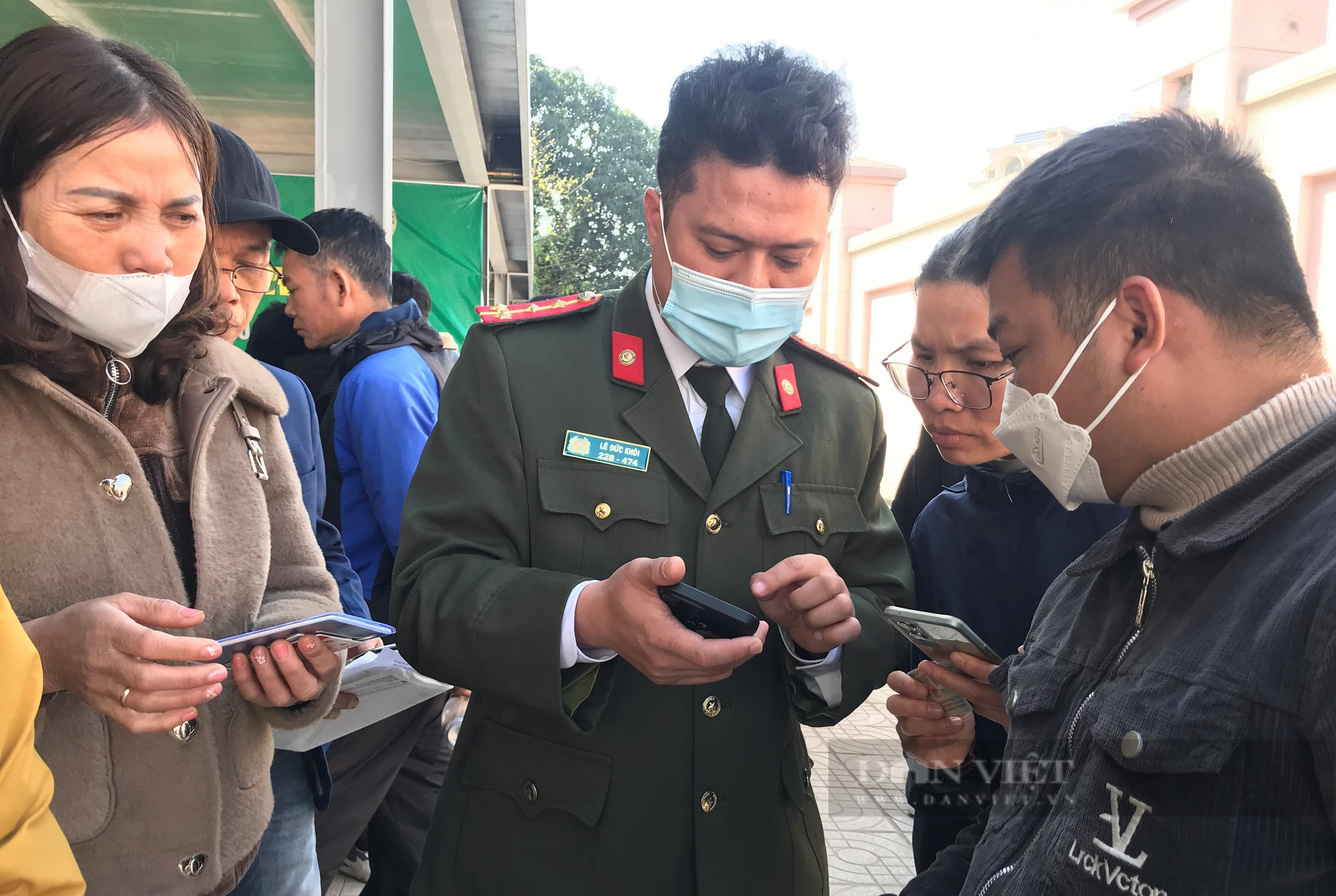 Người dân xứ Nghệ đổ xô đi làm hộ chiếu để xuất ngoại những ngày đầu năm - Ảnh 3.