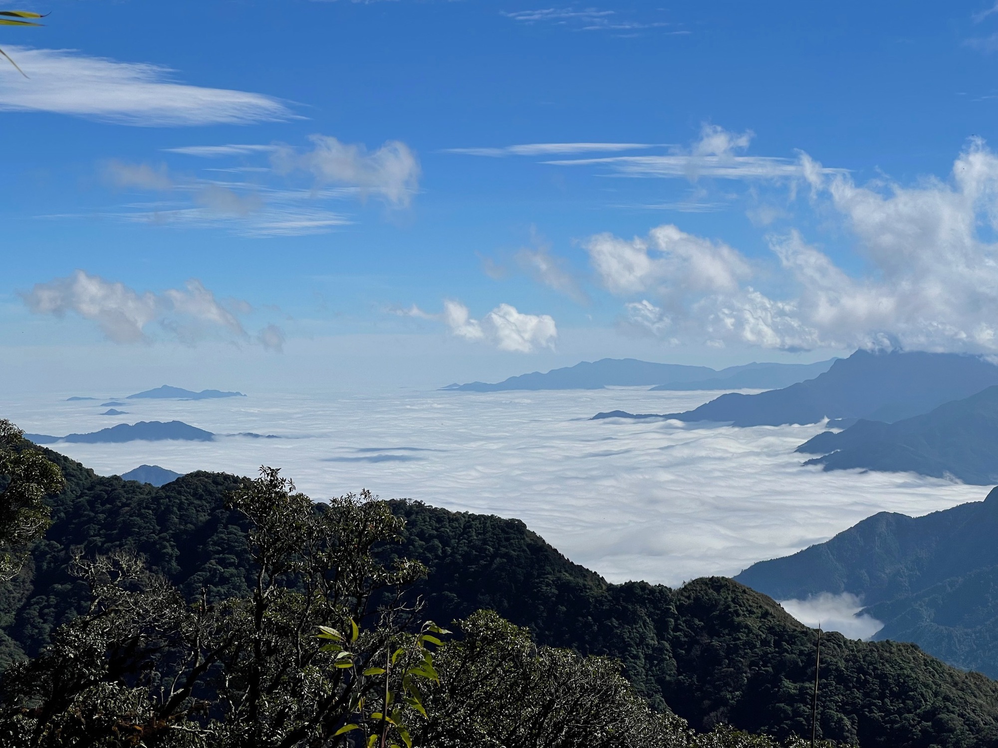 Đỉnh núi ngắm hoàng hôn đẹp nhất Việt Nam, tầm nhìn 360 độ nằm ở tỉnh nào? - Ảnh 7.