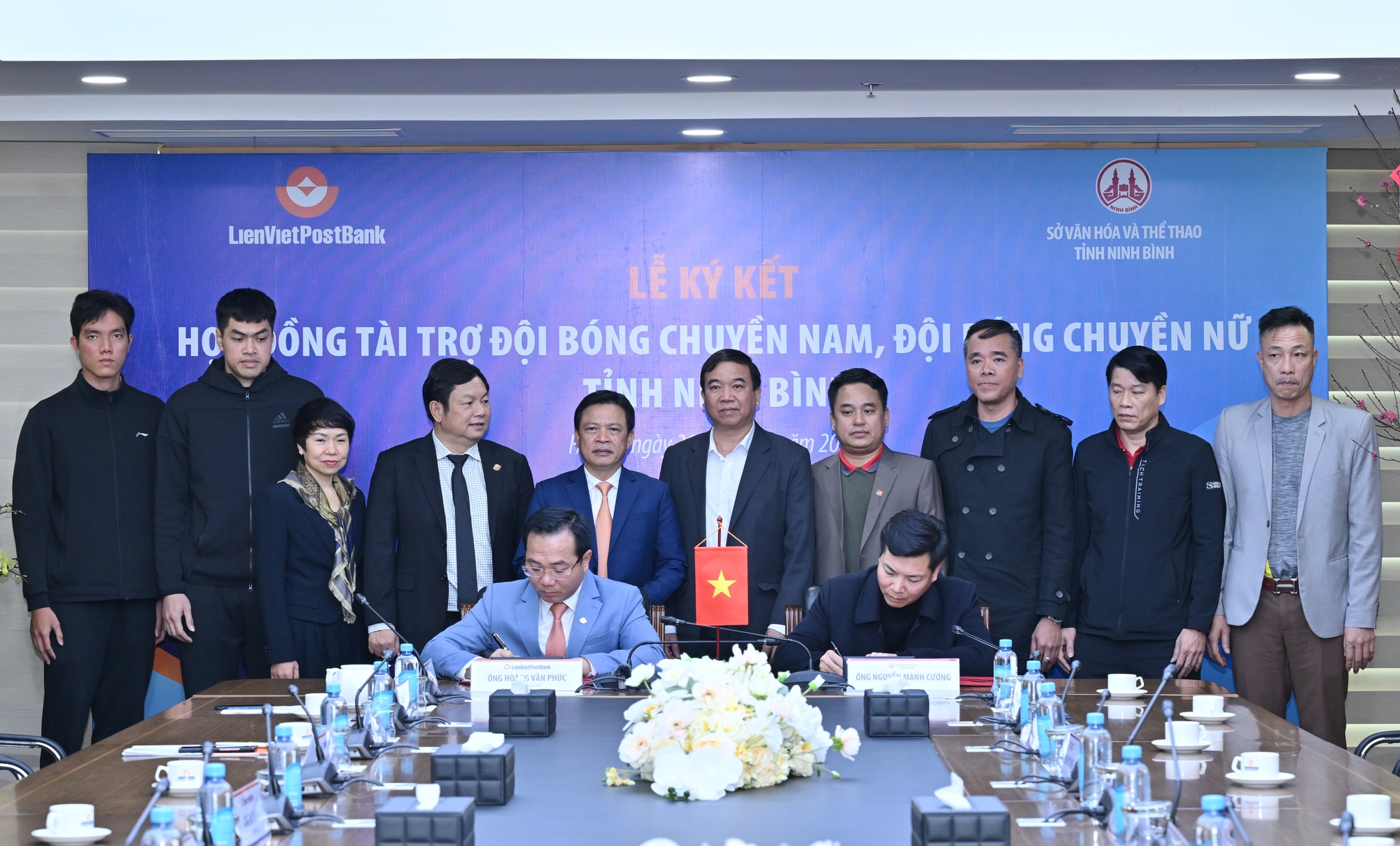 LienVietPostBank tài trợ cho 2 đội bóng bóng chuyền nam – nữ Ninh Bình - Ảnh 1.