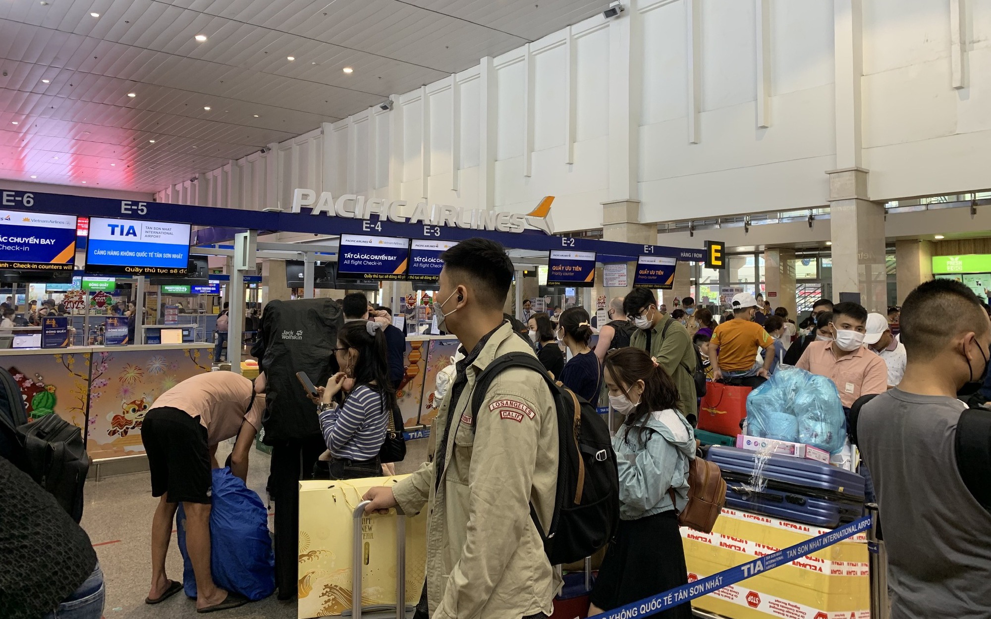 Khách bay quốc nội tăng vọt, sân bay Tân Sơn Nhất đón 3 triệu lượt khách dịp Tết