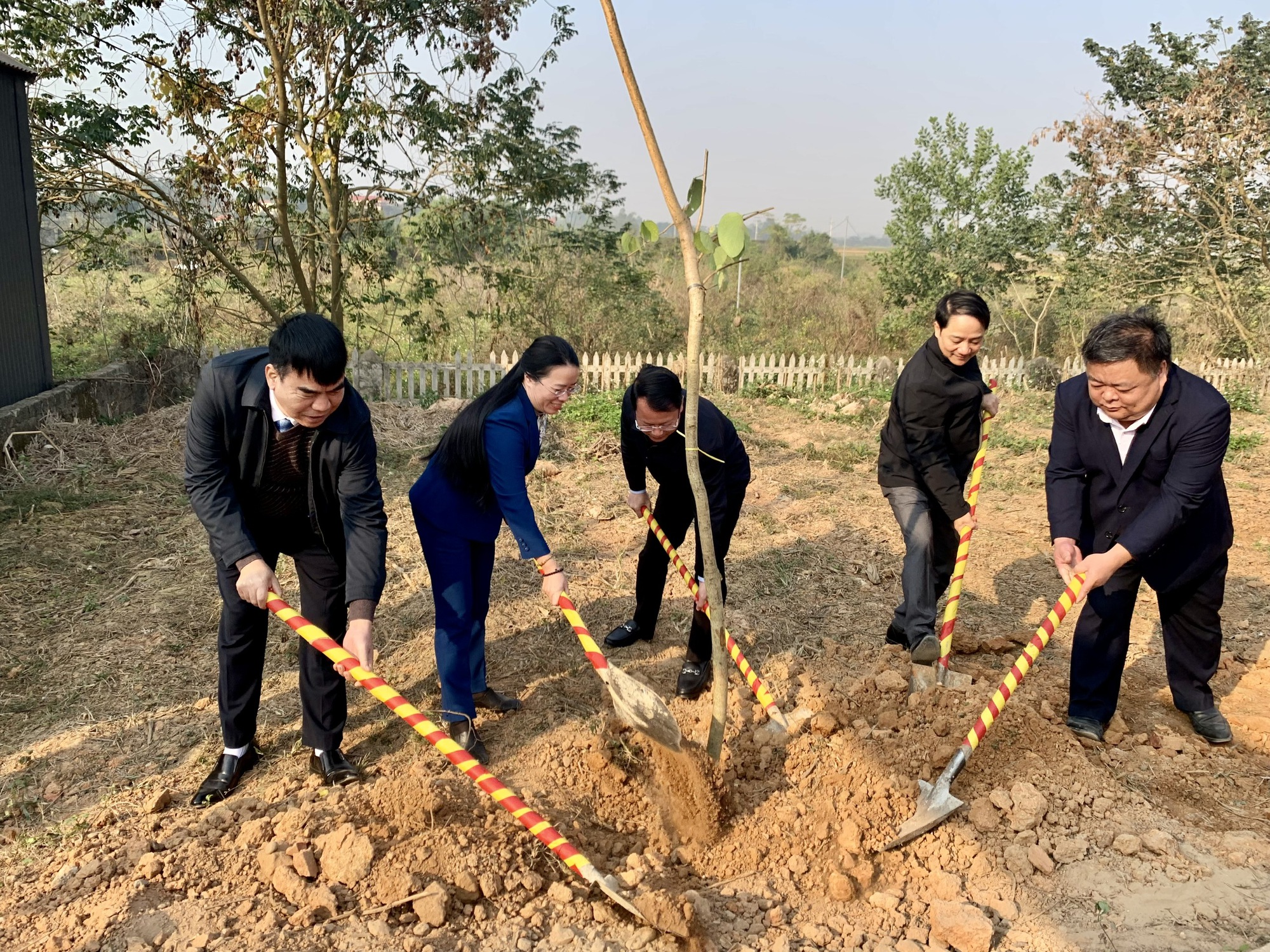 Chủ tịch Hội Nông dân TP Hà Nội tham gia Tết trồng cây tại xã Đồng Thái, huyện Ba Vì - Ảnh 3.