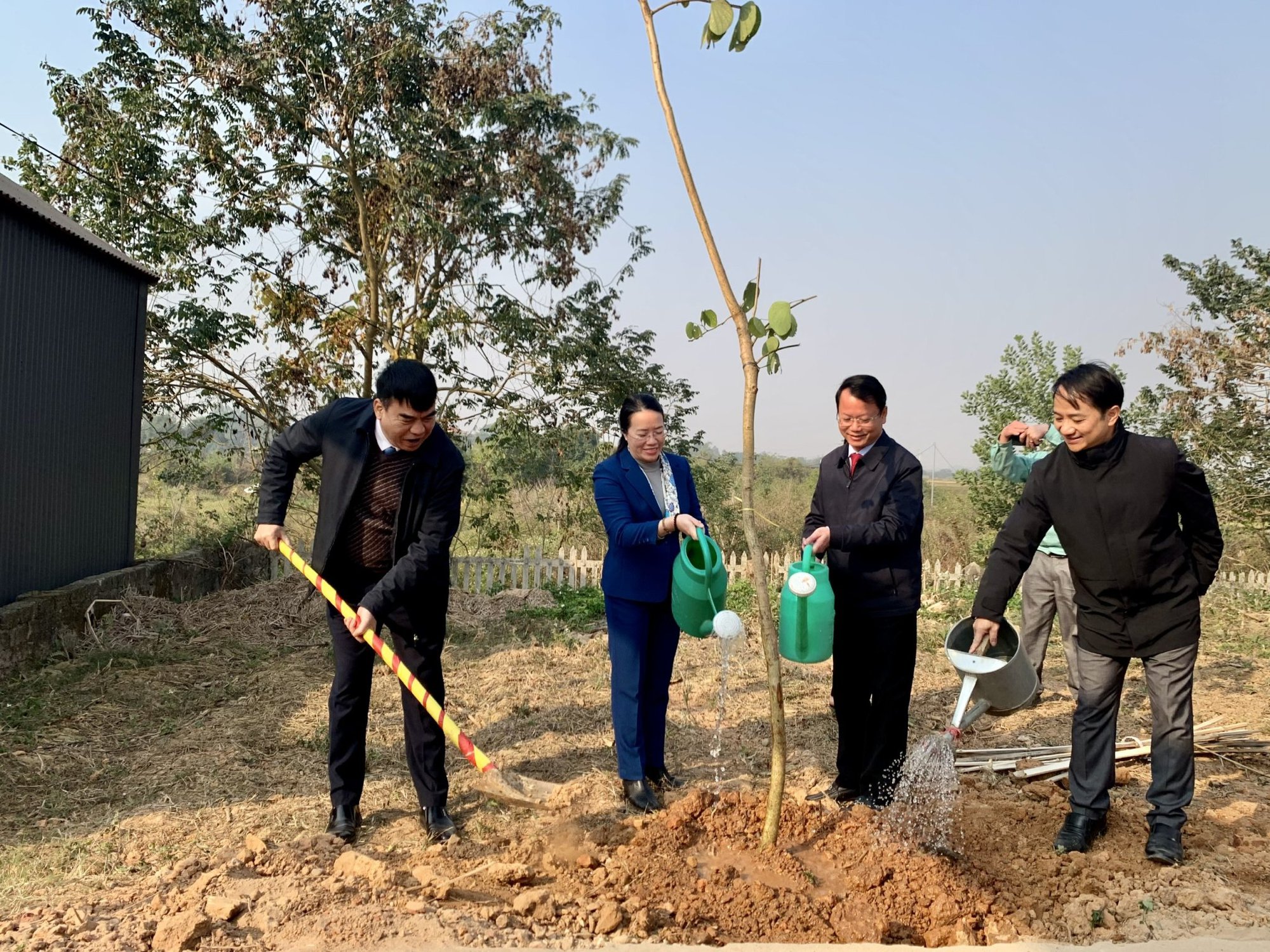 Chủ tịch Hội Nông dân TP Hà Nội tham gia Tết trồng cây tại xã Đồng Thái, huyện Ba Vì - Ảnh 4.
