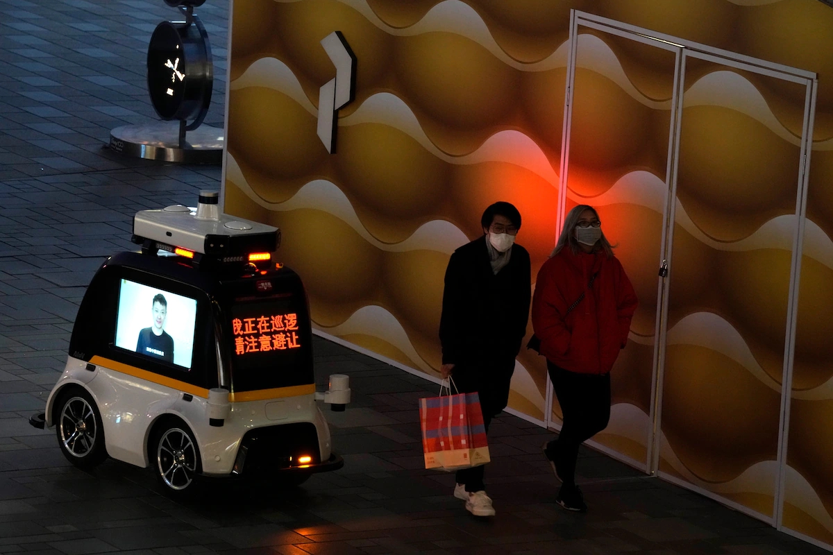 Robot tự động của cảnh sát tuần tra một khu vực trung tâm thương mại ở Bắc Kinh. Ảnh: @Han Guan/AP.