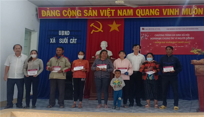 Agribank chi nhánh huyện Cam Lâm hỗ trợ các gia đình có hoàn cảnh khó khăn - Ảnh 1.