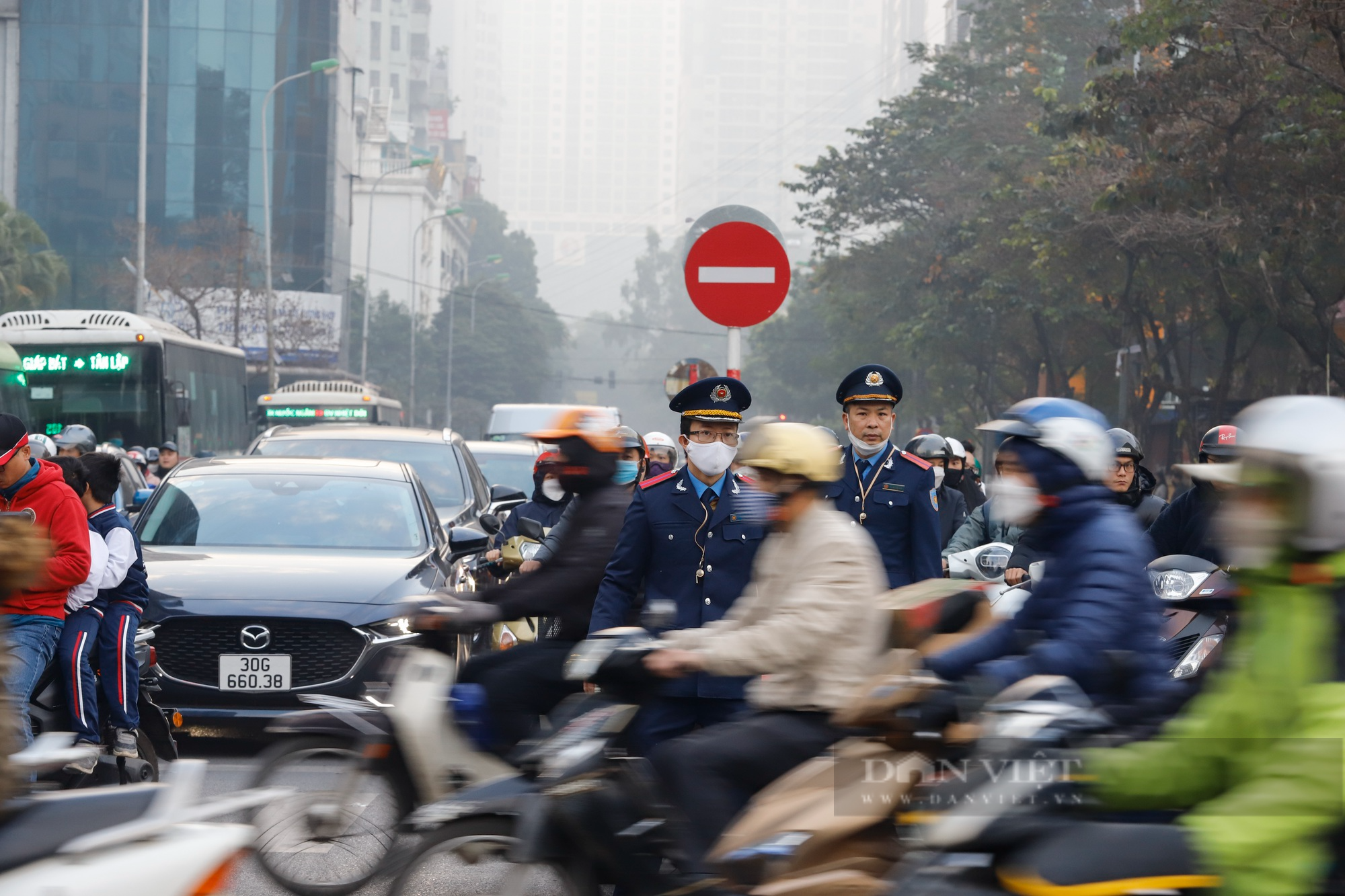 Ùn tắc kéo dài tại hầm chui Lê Văn Lương sau khi Hà Nội tổ chức lại giao thông kiểu mới - Ảnh 2.