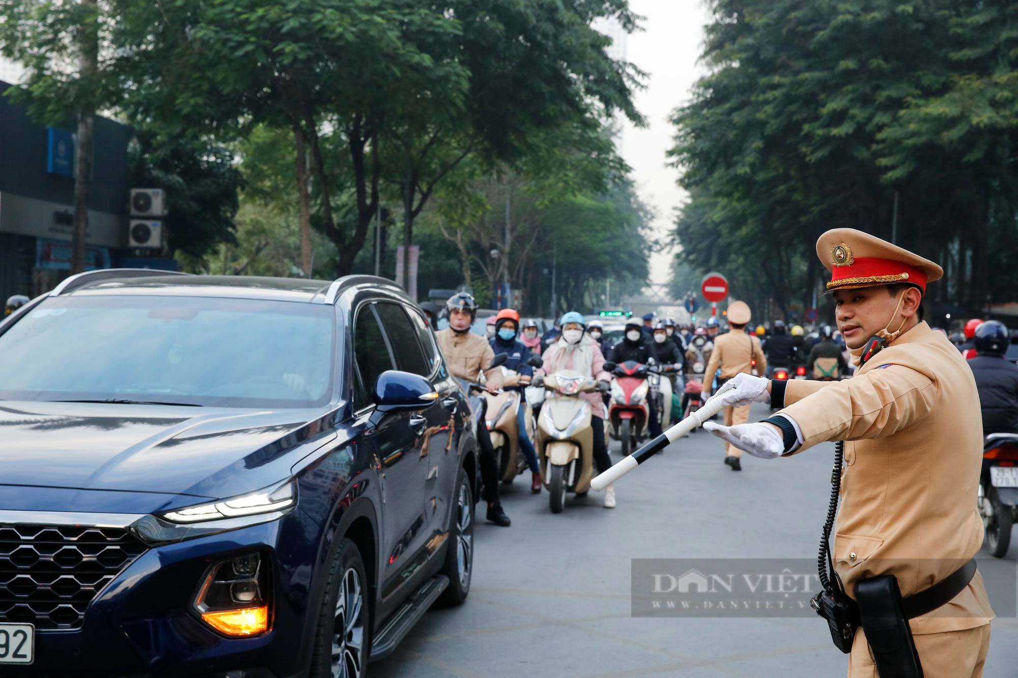 Ùn tắc kéo dài tại hầm chui Lê Văn Lương sau khi Hà Nội tổ chức lại giao thông kiểu mới - Ảnh 3.