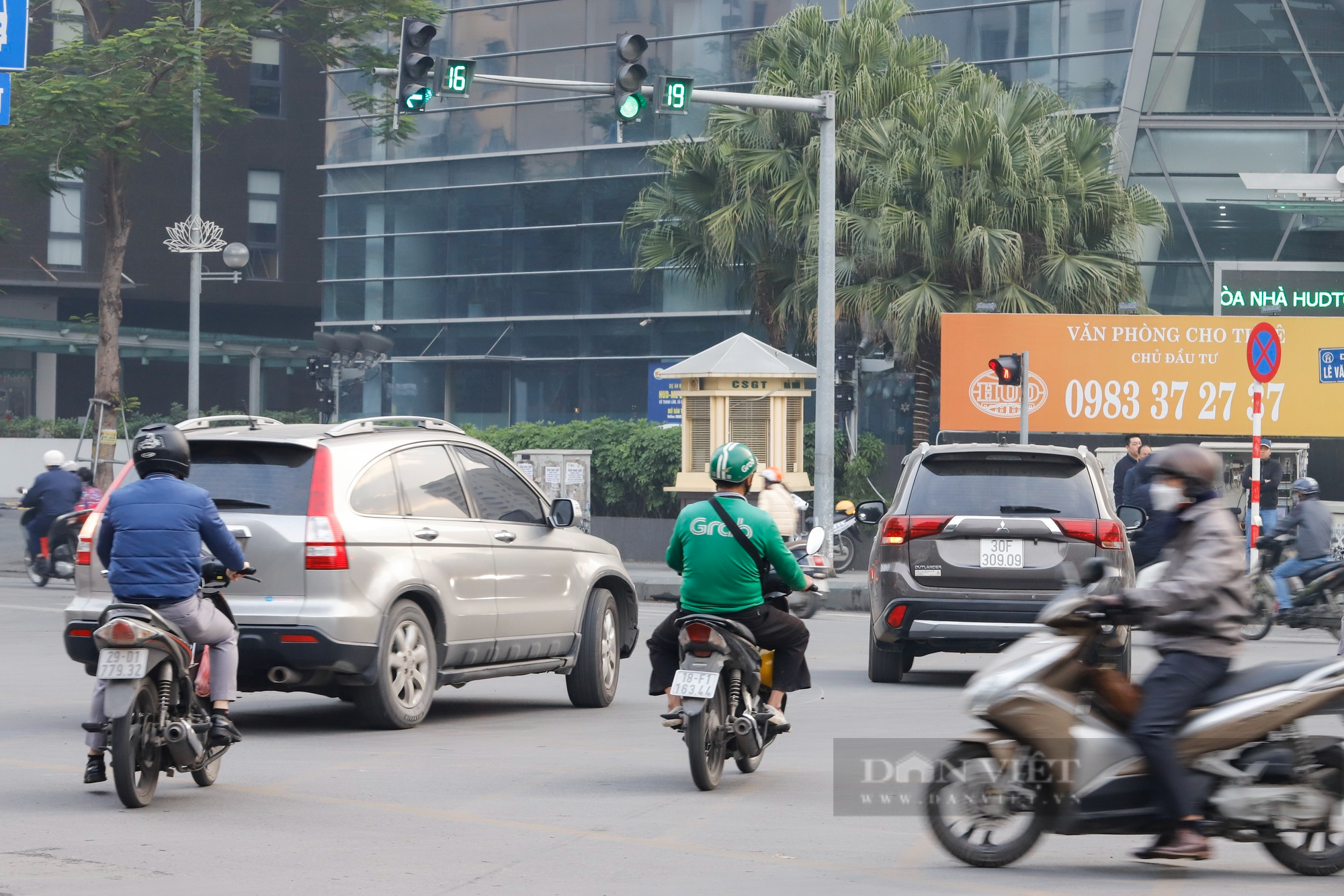 Ùn tắc kéo dài tại hầm chui Lê Văn Lương sau khi Hà Nội tổ chức lại giao thông kiểu mới - Ảnh 4.