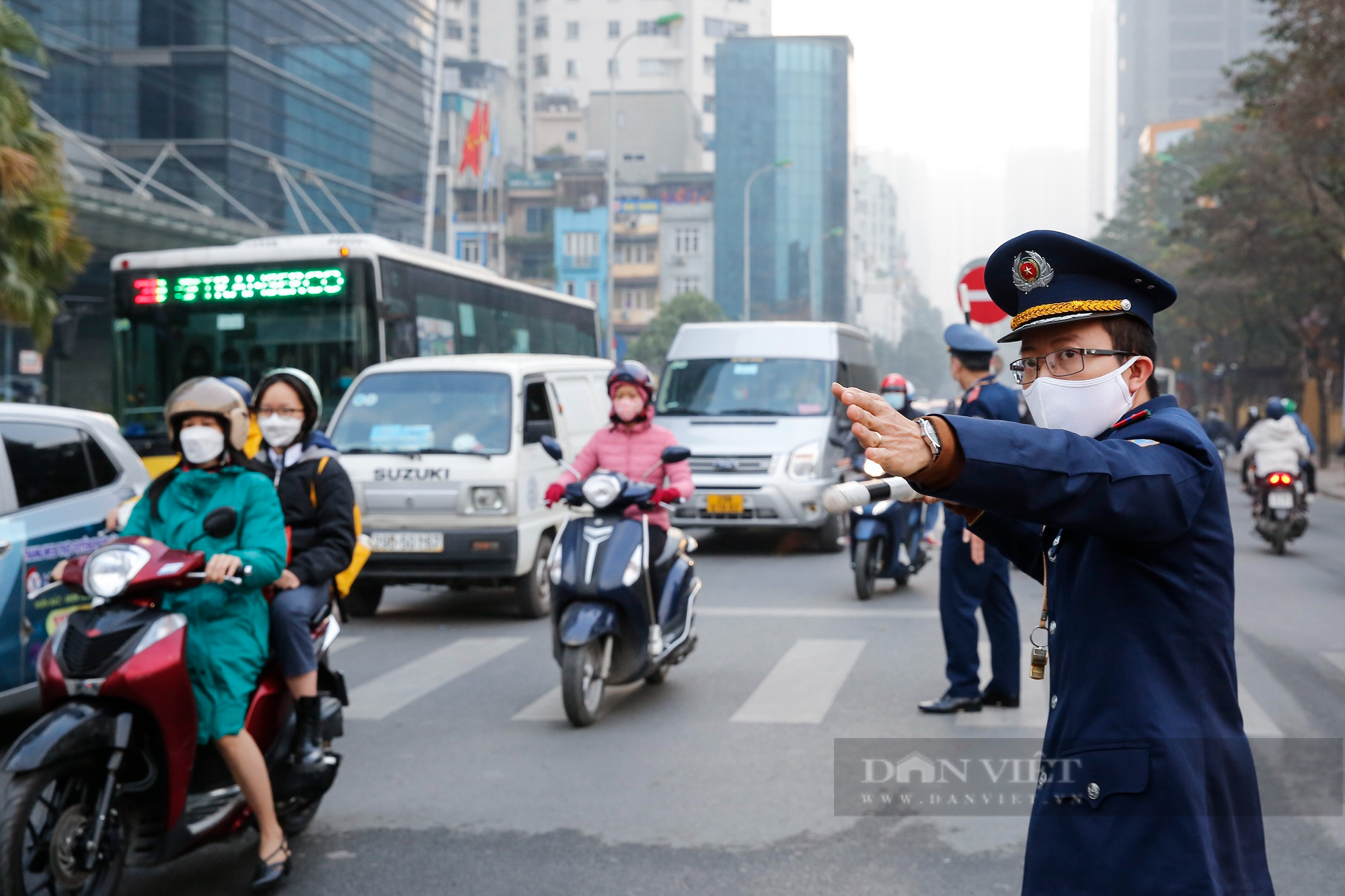 Ùn tắc kéo dài tại hầm chui Lê Văn Lương sau khi Hà Nội tổ chức lại giao thông kiểu mới - Ảnh 6.