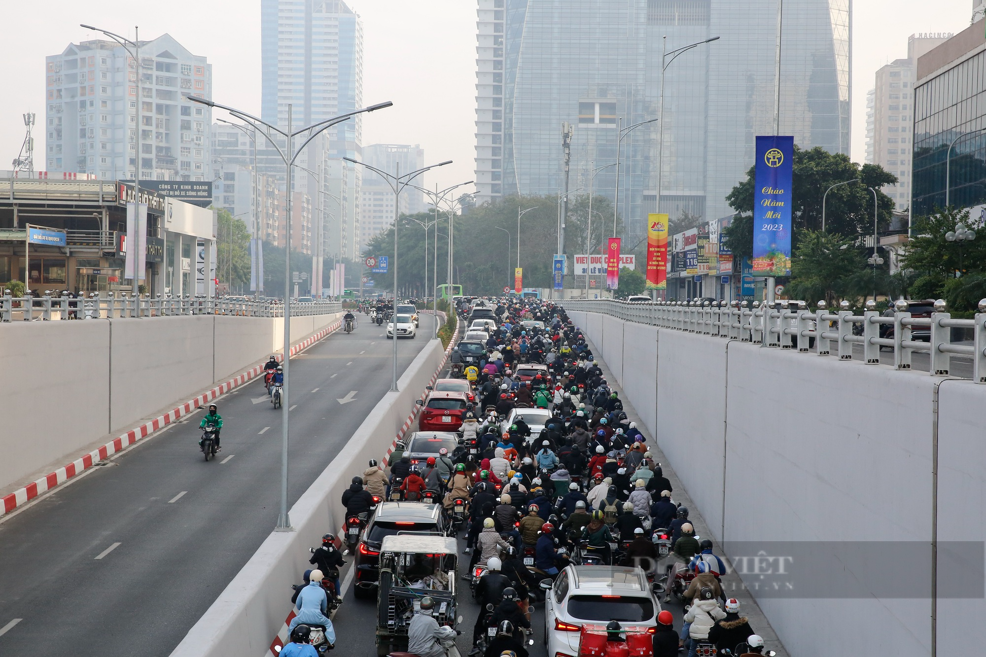 Ùn tắc kéo dài tại hầm chui Lê Văn Lương sau khi Hà Nội tổ chức lại giao thông kiểu mới - Ảnh 7.