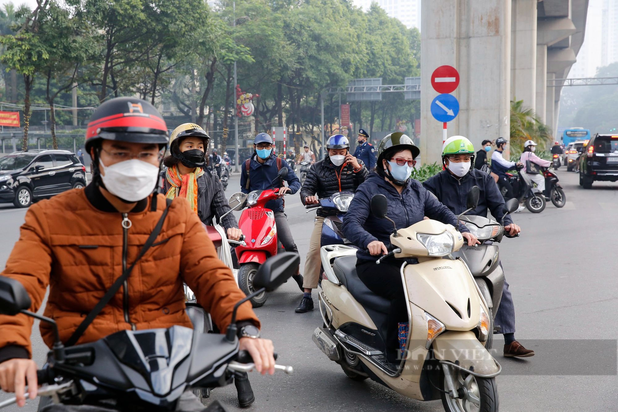 Ùn tắc kéo dài tại hầm chui Lê Văn Lương sau khi Hà Nội tổ chức lại giao thông kiểu mới - Ảnh 9.