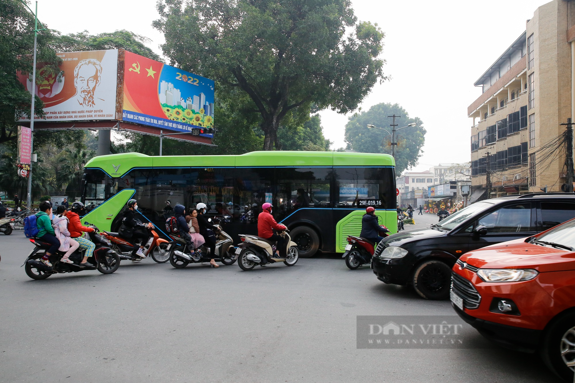 Ùn tắc kéo dài tại hầm chui Lê Văn Lương sau khi Hà Nội tổ chức lại giao thông kiểu mới - Ảnh 10.