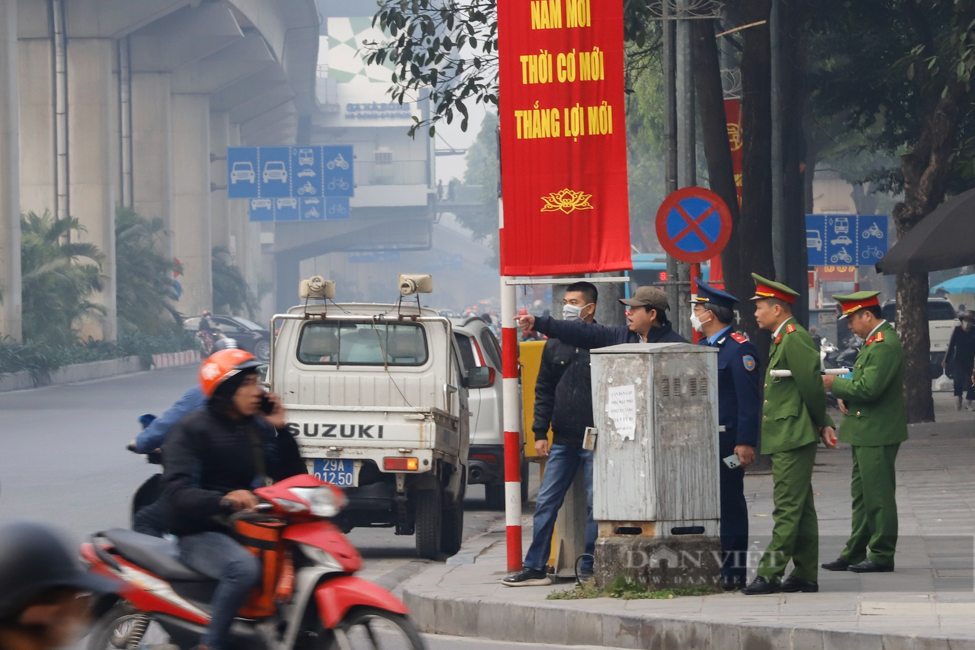 Ùn tắc kéo dài tại hầm chui Lê Văn Lương sau khi Hà Nội tổ chức lại giao thông kiểu mới - Ảnh 12.