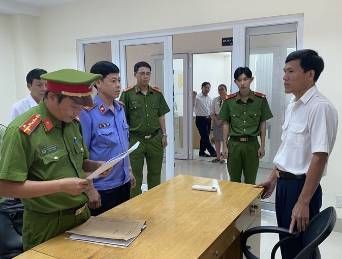 Bắt giam thêm 3 người trong nhóm người nhận hối lộ &quot;bảo kê&quot; các cơ sở gạch ngói ở Bình Thuận - Ảnh 2.