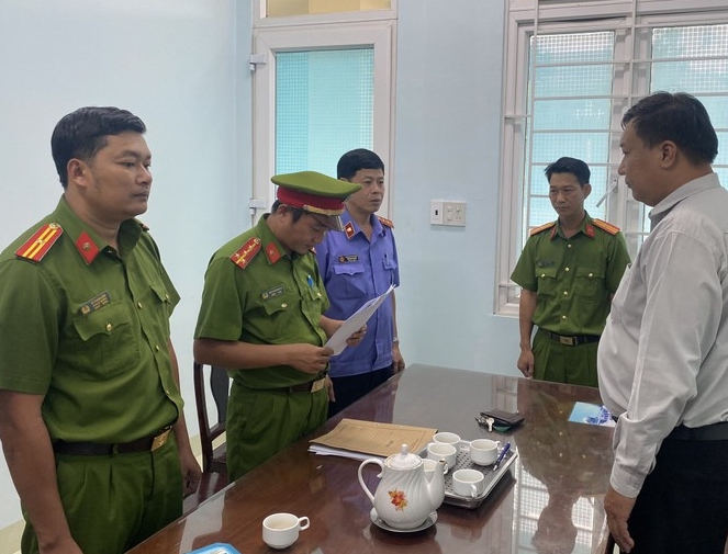 Bắt giam thêm 3 người trong nhóm người nhận hối lộ &quot;bảo kê&quot; các cơ sở gạch ngói ở Bình Thuận - Ảnh 1.