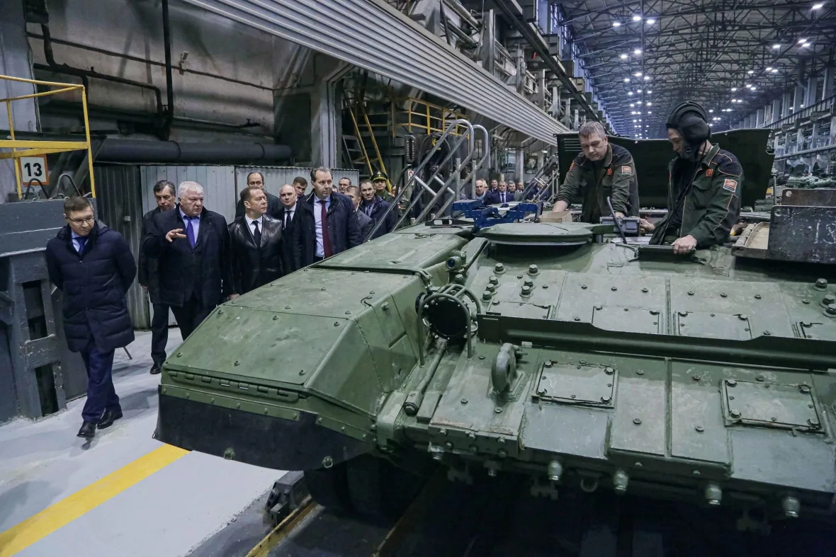 Cựu lãnh đạo Nga Dmitry Medvedev, phó chủ tịch hiện tại của hội đồng an ninh Nga, được nhìn thấy đi thăm Uralvagonzavod, một nhà máy sản xuất xe tăng ở Nizhny Tagil, Nga, vào tháng 10. (Hình ảnh: @Sputnik/AFP/Getty).