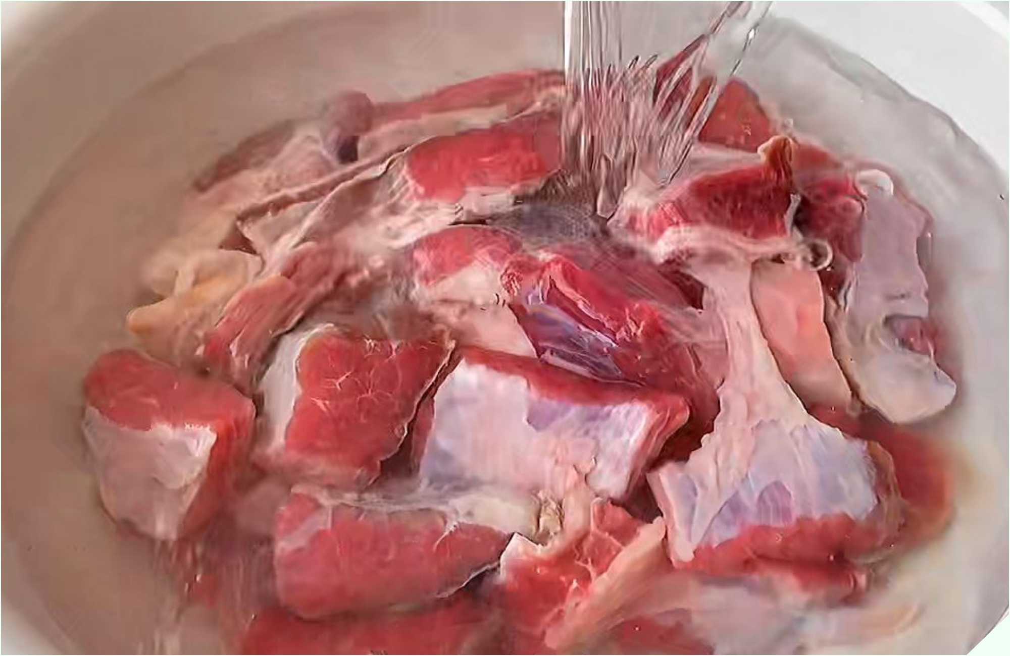 Để khử mùi hôi của thịt bò chỉ chần qua nước sôi là chưa đủ, cứ thêm 1 bước này, thịt sẽ tươi mềm, nấu - Ảnh 3.