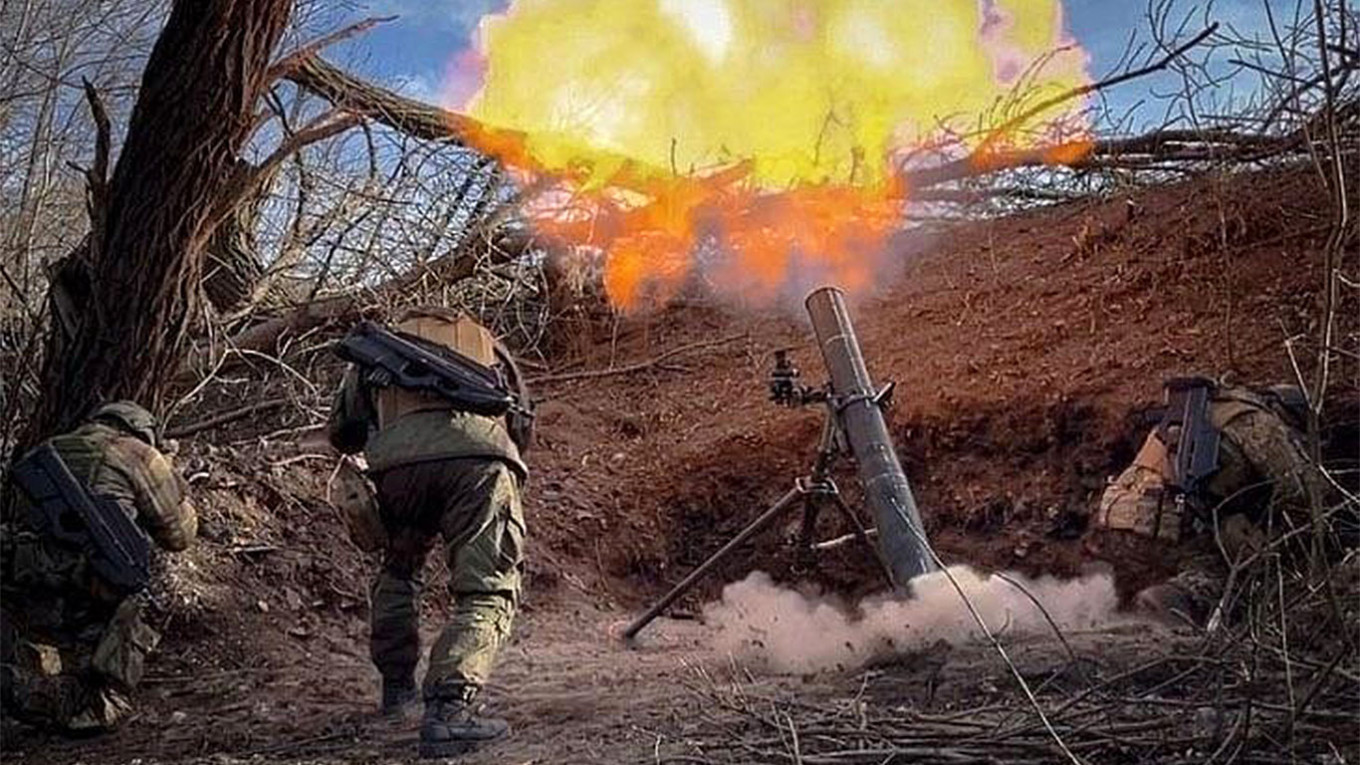Nhóm chiến binh người Nga bí mật chiến đấu trong hàng ngũ quân đội Ukraine - Ảnh 1.