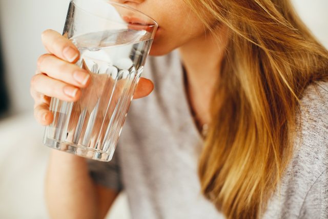 Nguy cơ tử vong liên quan đến việc không uống đủ nước? - Ảnh 1.