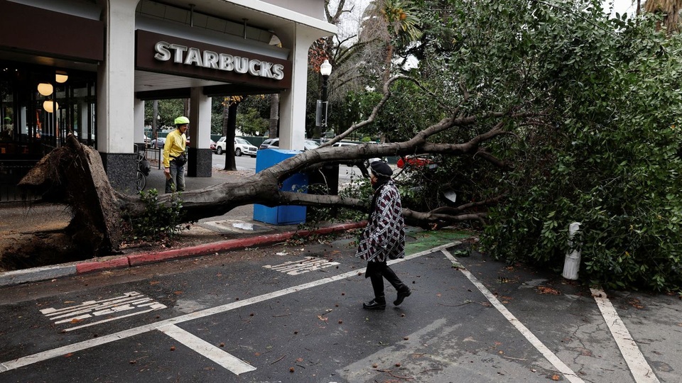 California ban bố tình trạng khẩn cấp vì bão mùa đông - Ảnh 1.