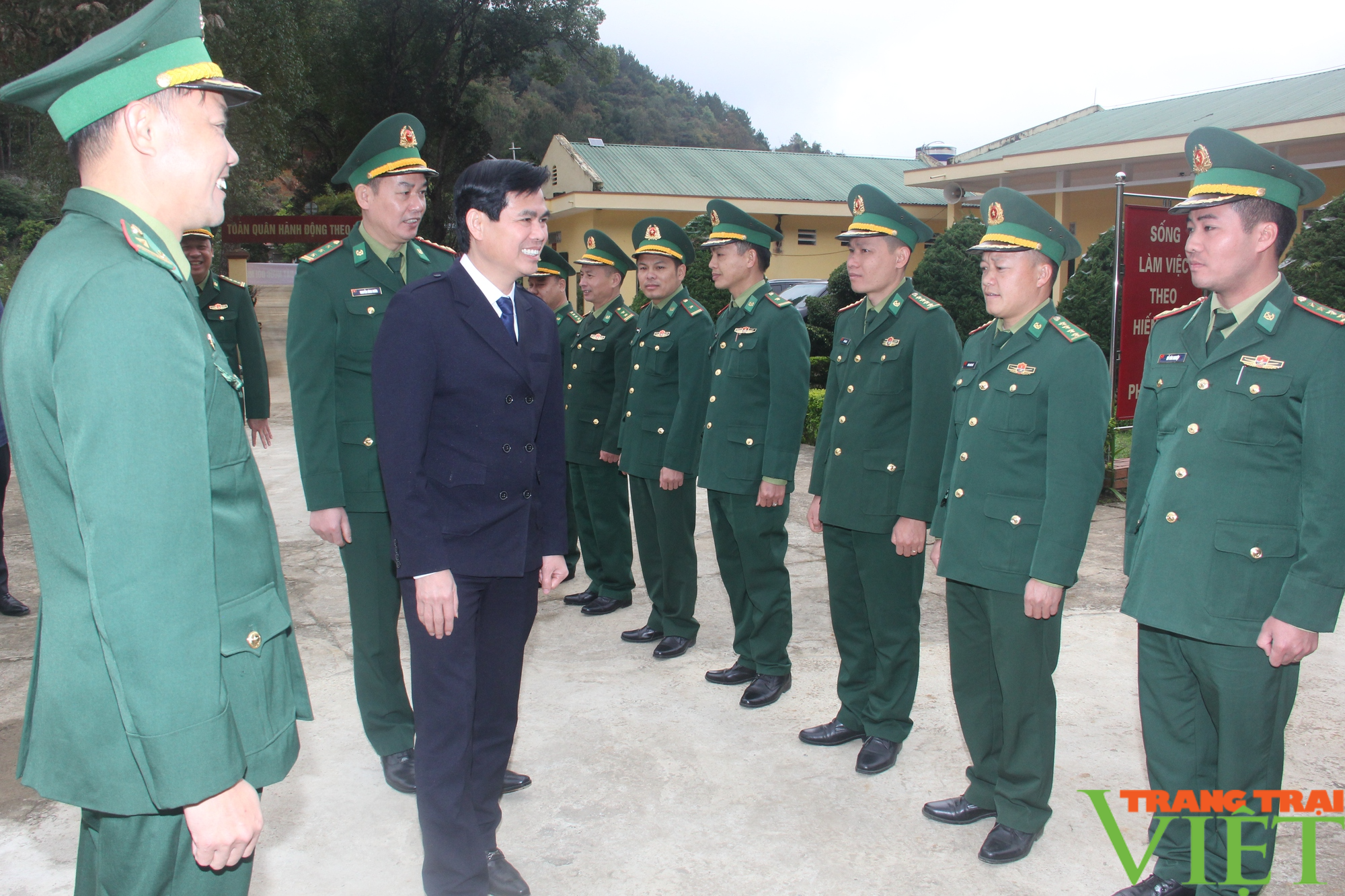 Chủ tịch UBND tỉnh Sơn La thăm, chúc Tết cán bộ, chiến sĩ BĐBP vùng biên - Ảnh 1.