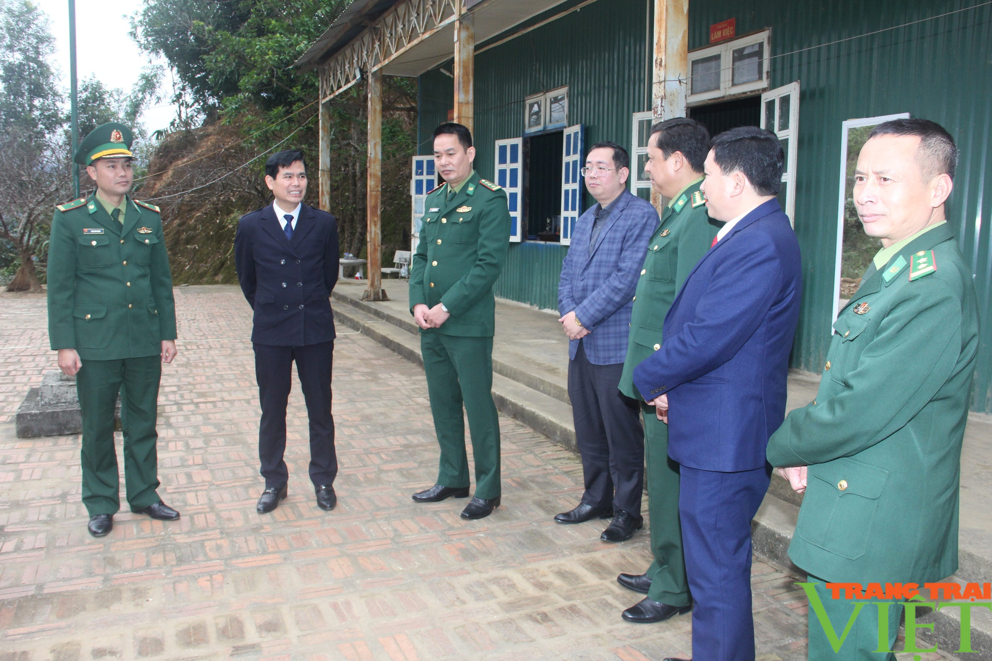 Chủ tịch UBND tỉnh Sơn La thăm, chúc Tết cán bộ, chiến sĩ BĐBP vùng biên - Ảnh 2.