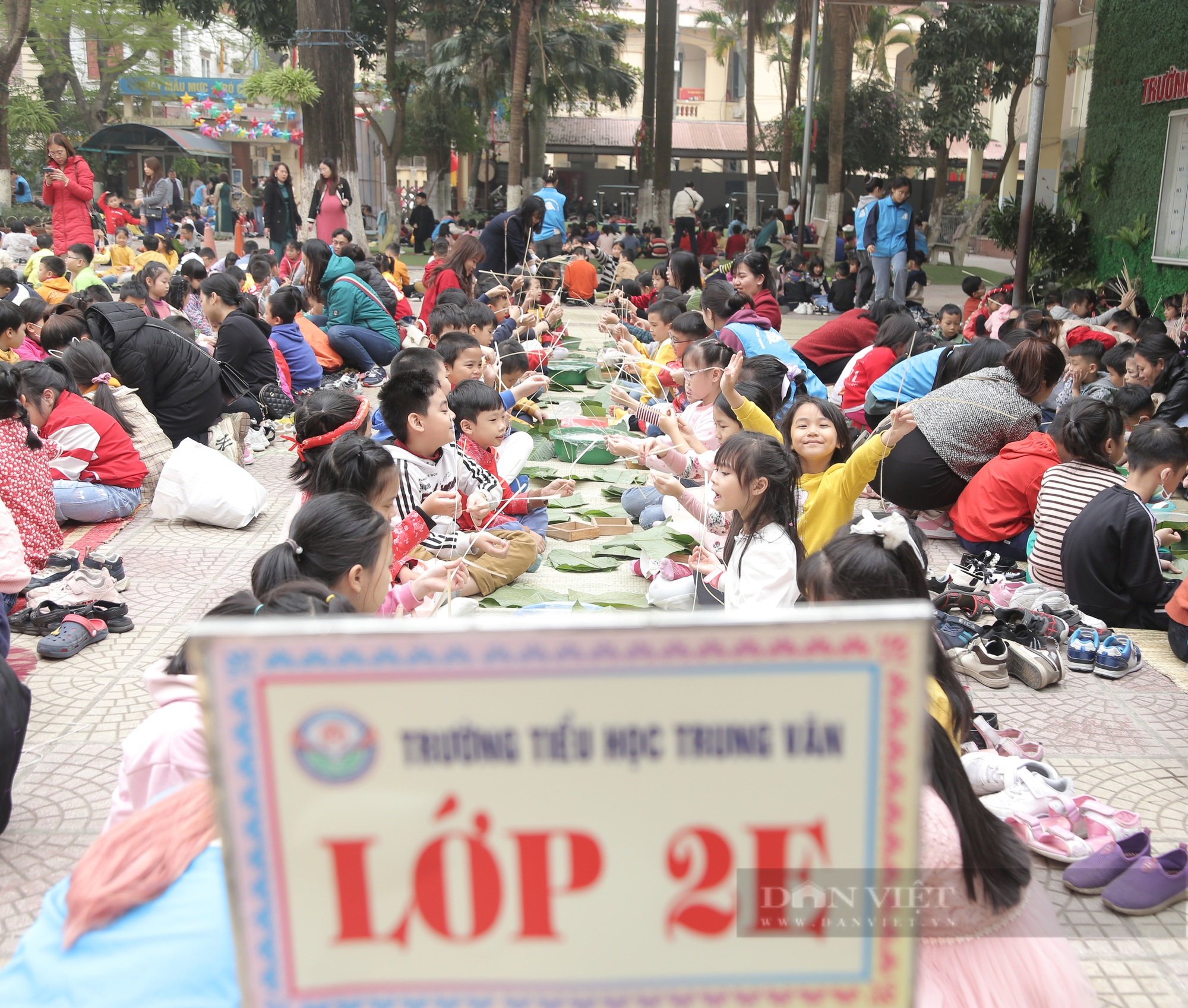 Gần 2.000 học sinh tiểu học ở Hà Nội trải nghiệm gói bánh chưng trên sân trường - Ảnh 2.
